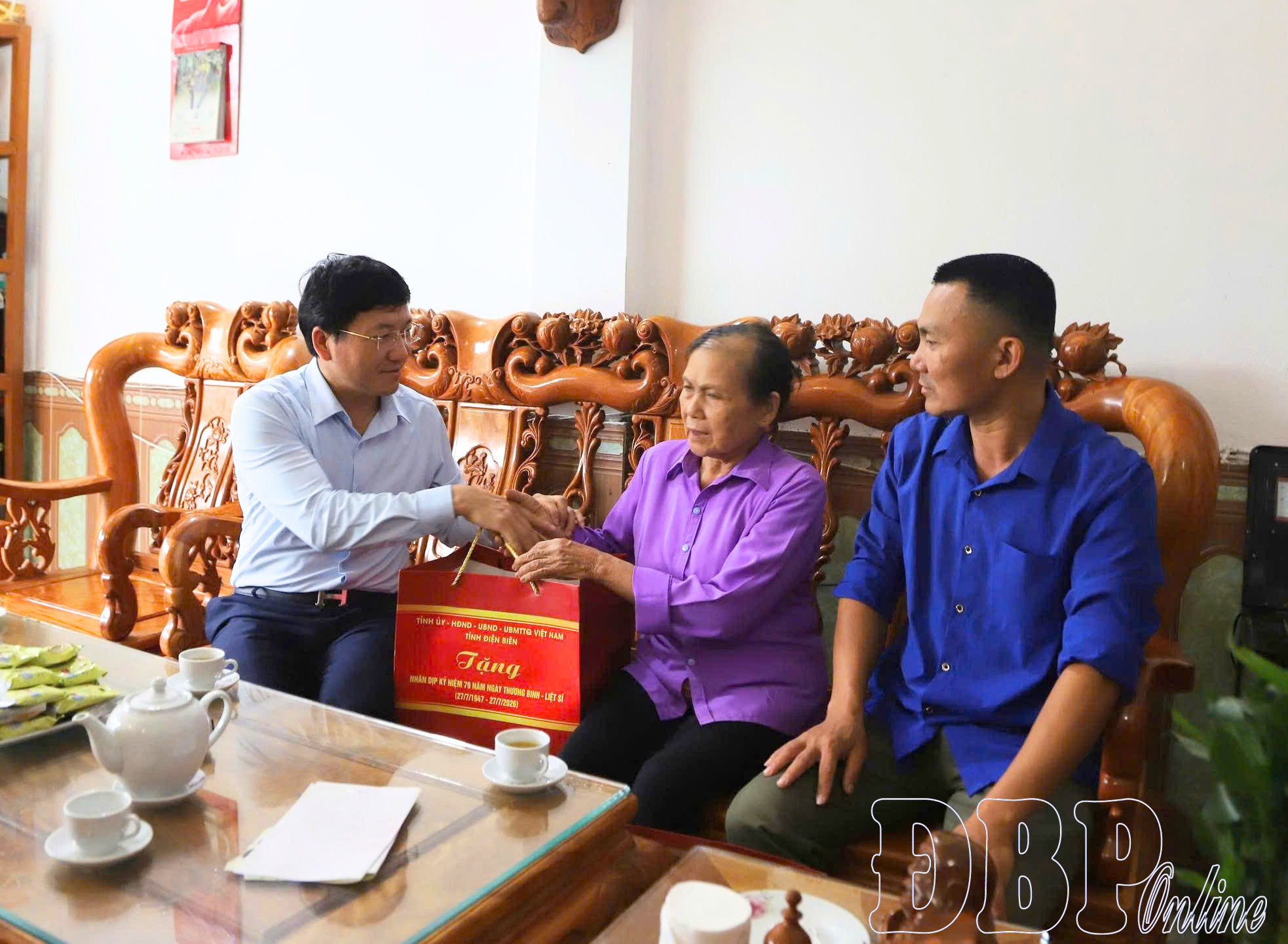 Phó Bí thư Tỉnh ủy, Chủ tịch Ủy ban MTTQ Việt Nam tỉnh Mùa A Vảng thăm và tặng quà các gia đình chính sách tại xã Mường Nhà