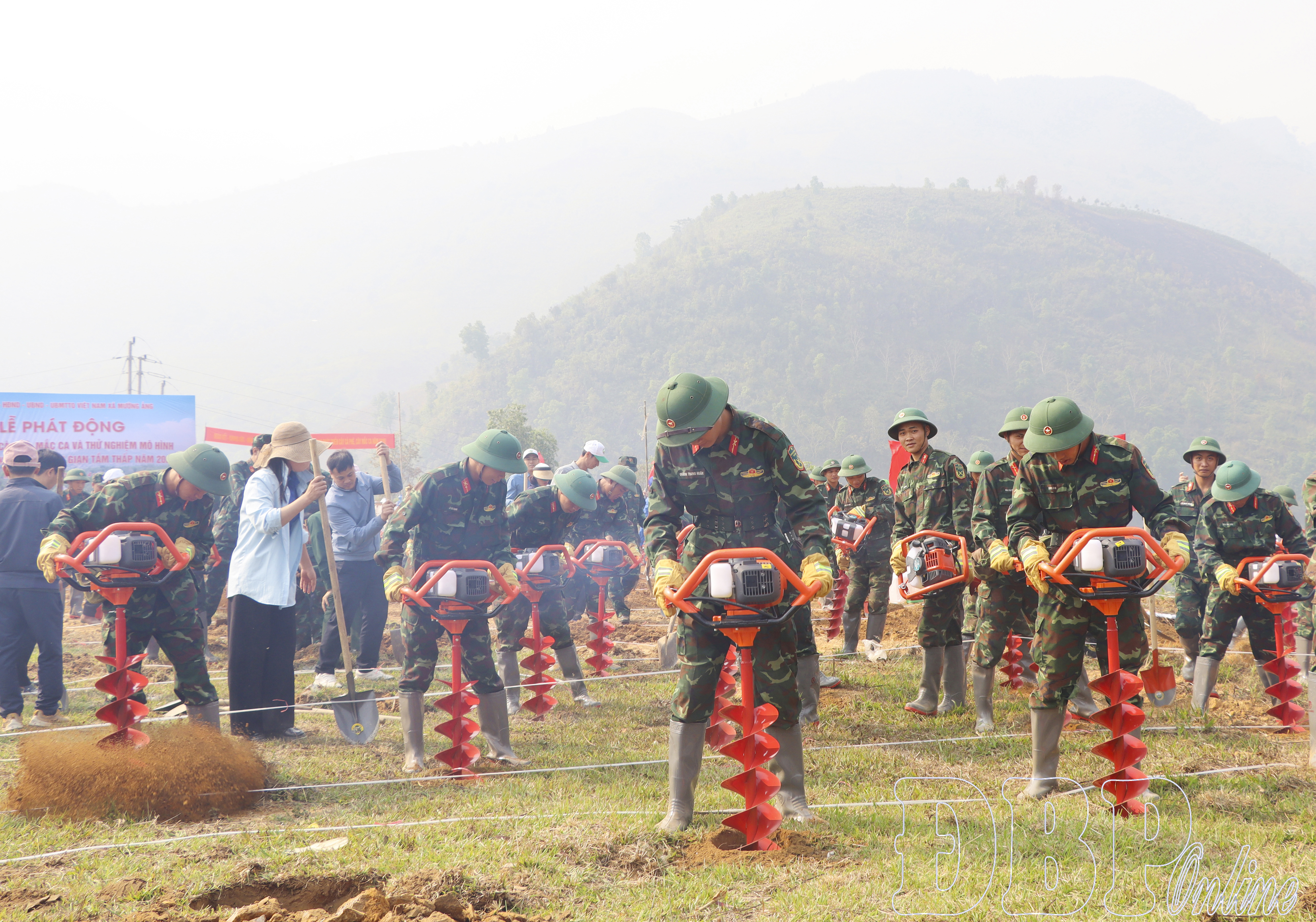 Người lính đồng hành cùng những mùa xanh