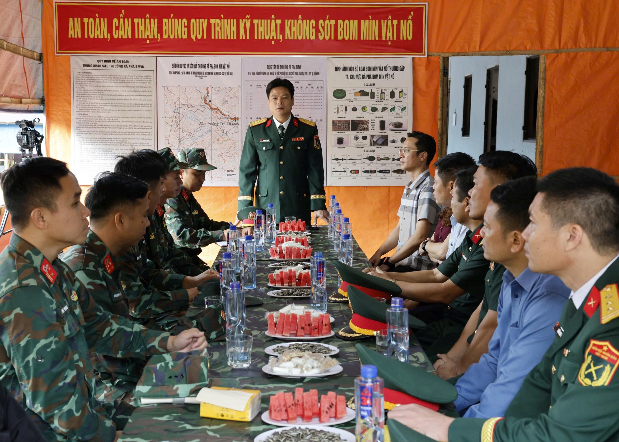 Bộ CHQS tỉnh thăm, động viên lực lượng rà phá bom mìn tại xã Sín Thầu