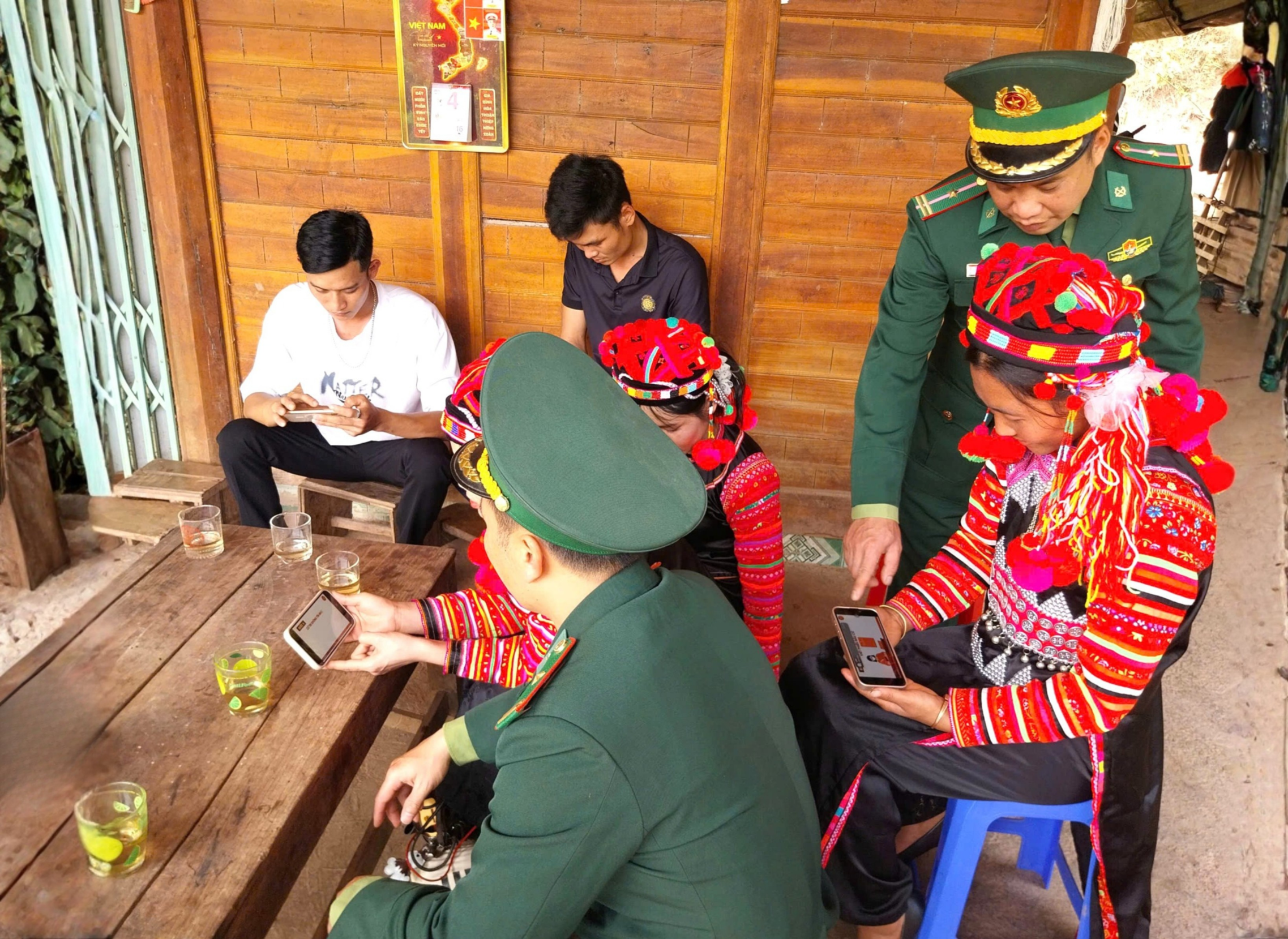 Người lính “quân hàm xanh” góp sức ngày hội toàn dân
