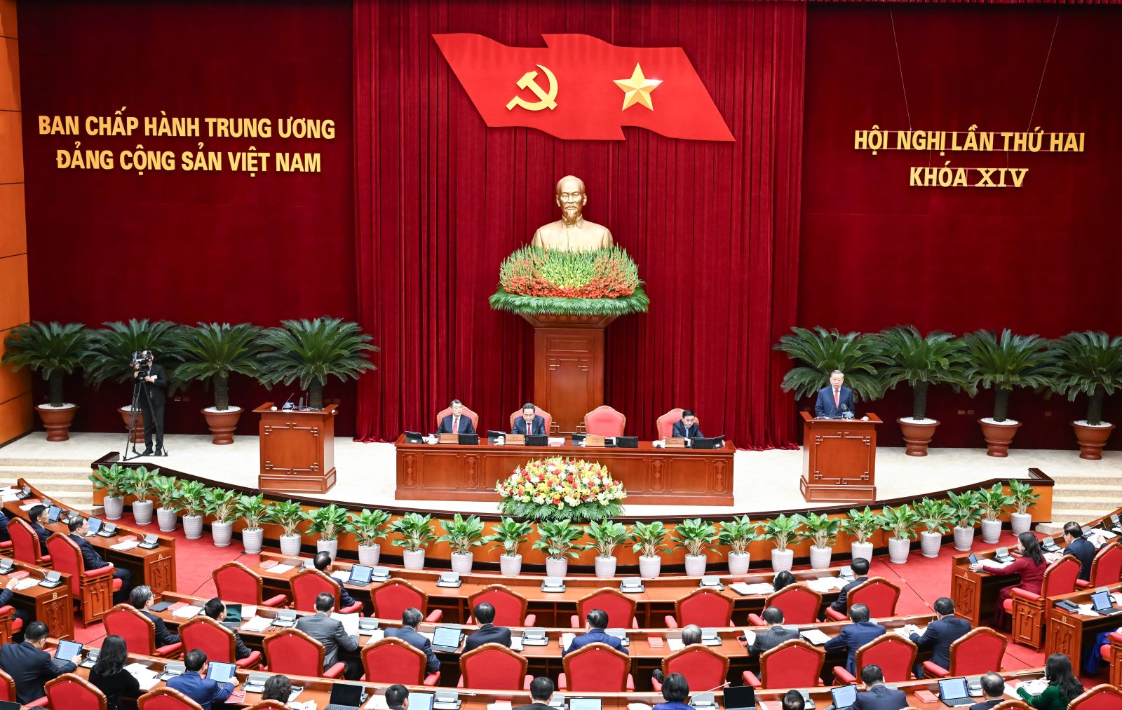 Thông cáo báo chí về ngày làm việc thứ hai Hội nghị Trung ương 2 khoá XIV