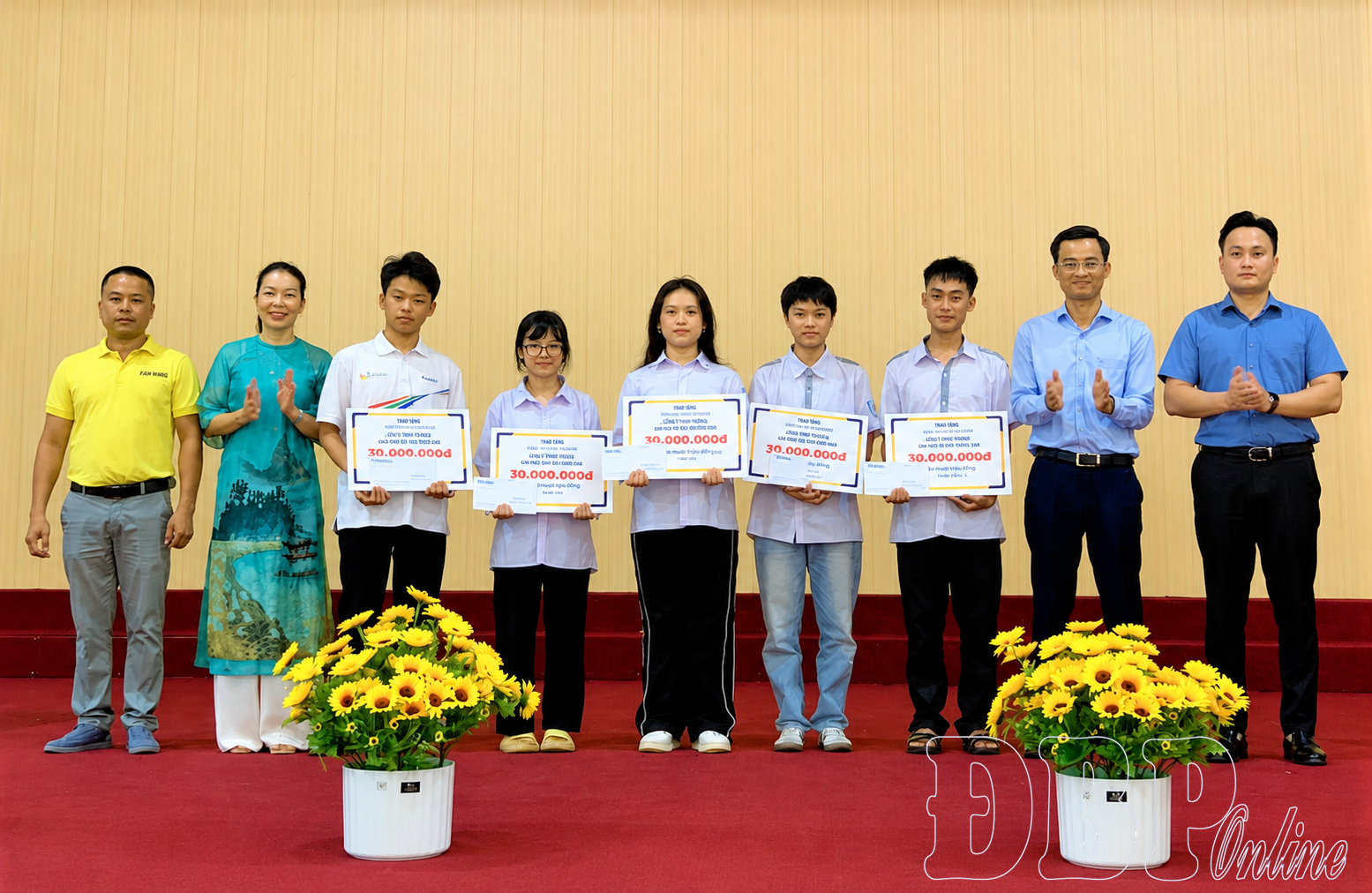 Tiếp sức tài năng trẻ