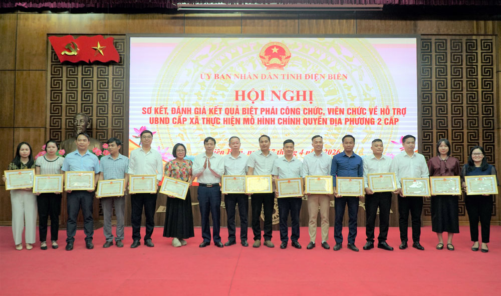 Khen thưởng 36 công chức, viên chức biệt phái về cấp xã