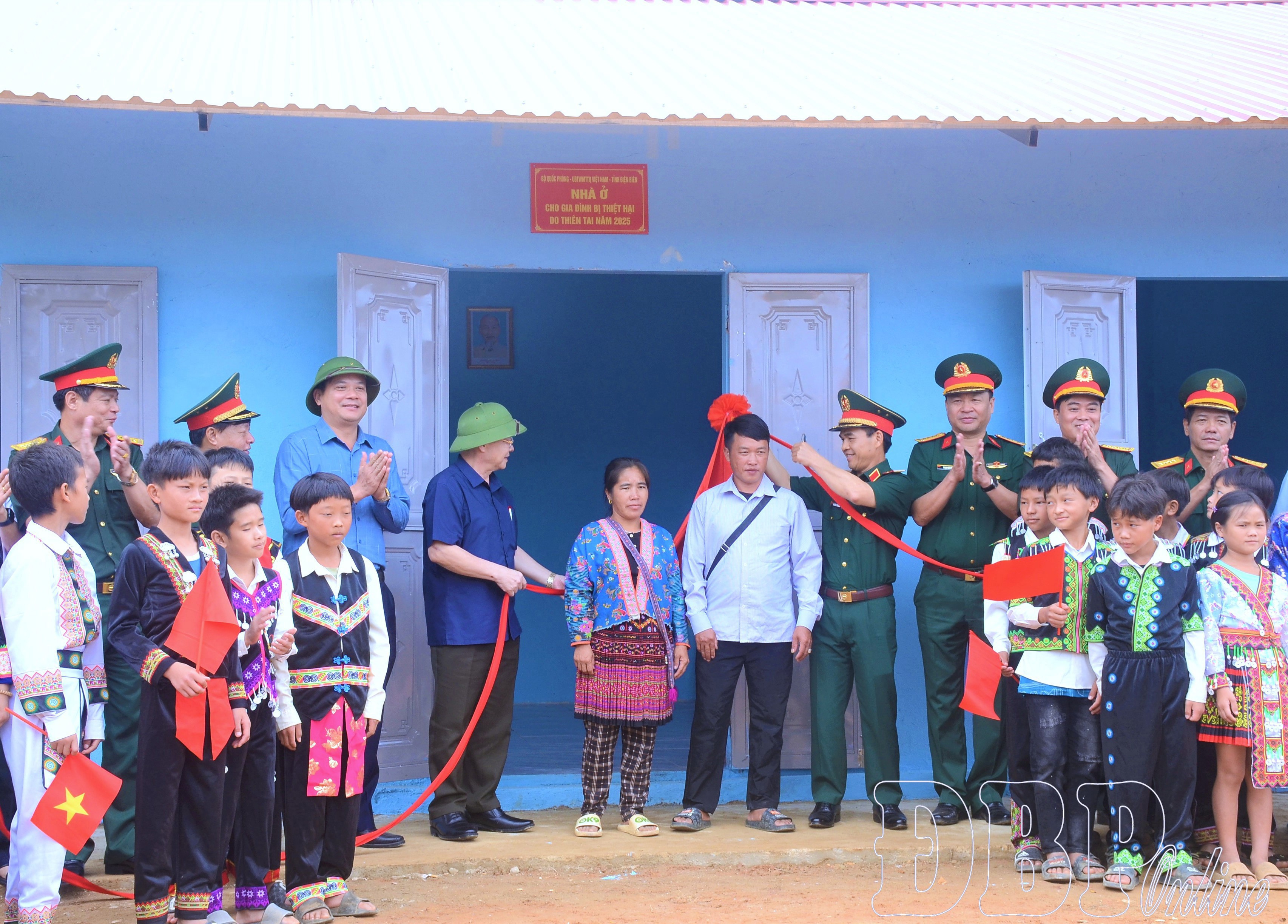 Sát cánh cùng nhân dân