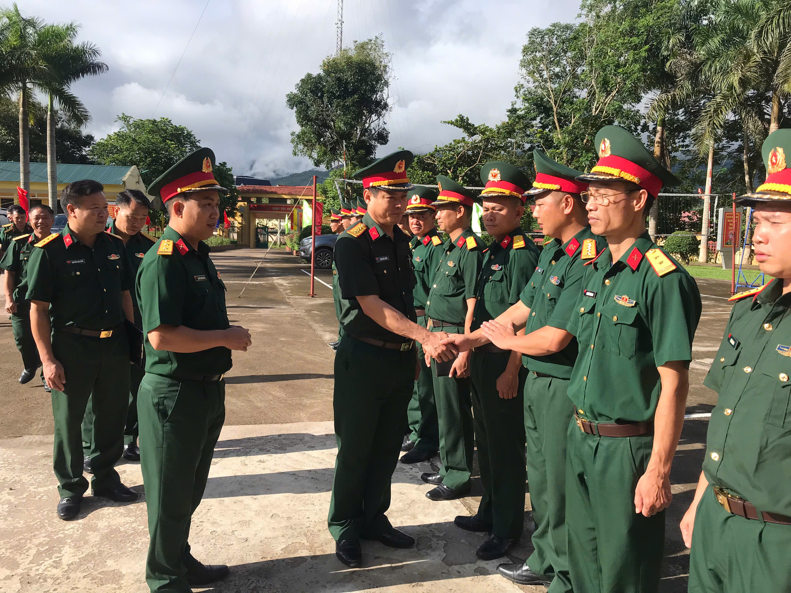 Đại tá Trịnh Đức Thiêm, Chỉ huy trưởng Bộ CHQS tỉnh làm việc tại một số xã biên giới