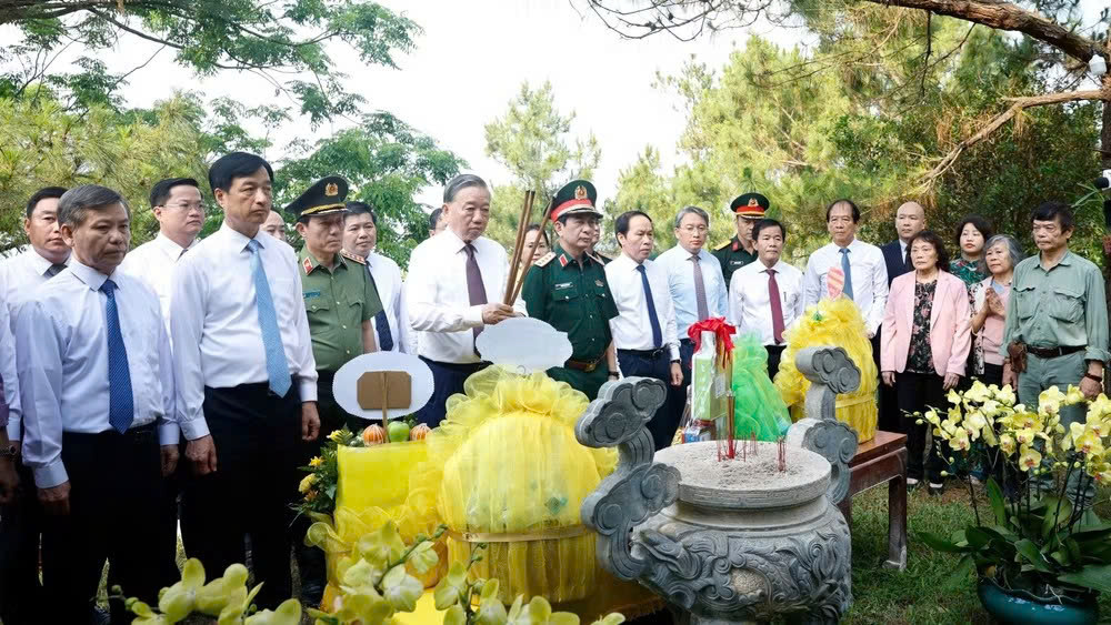 Tổng Bí thư, Chủ tịch nước Tô Lâm dâng hương tưởng niệm Đại tướng Võ Nguyên Giáp