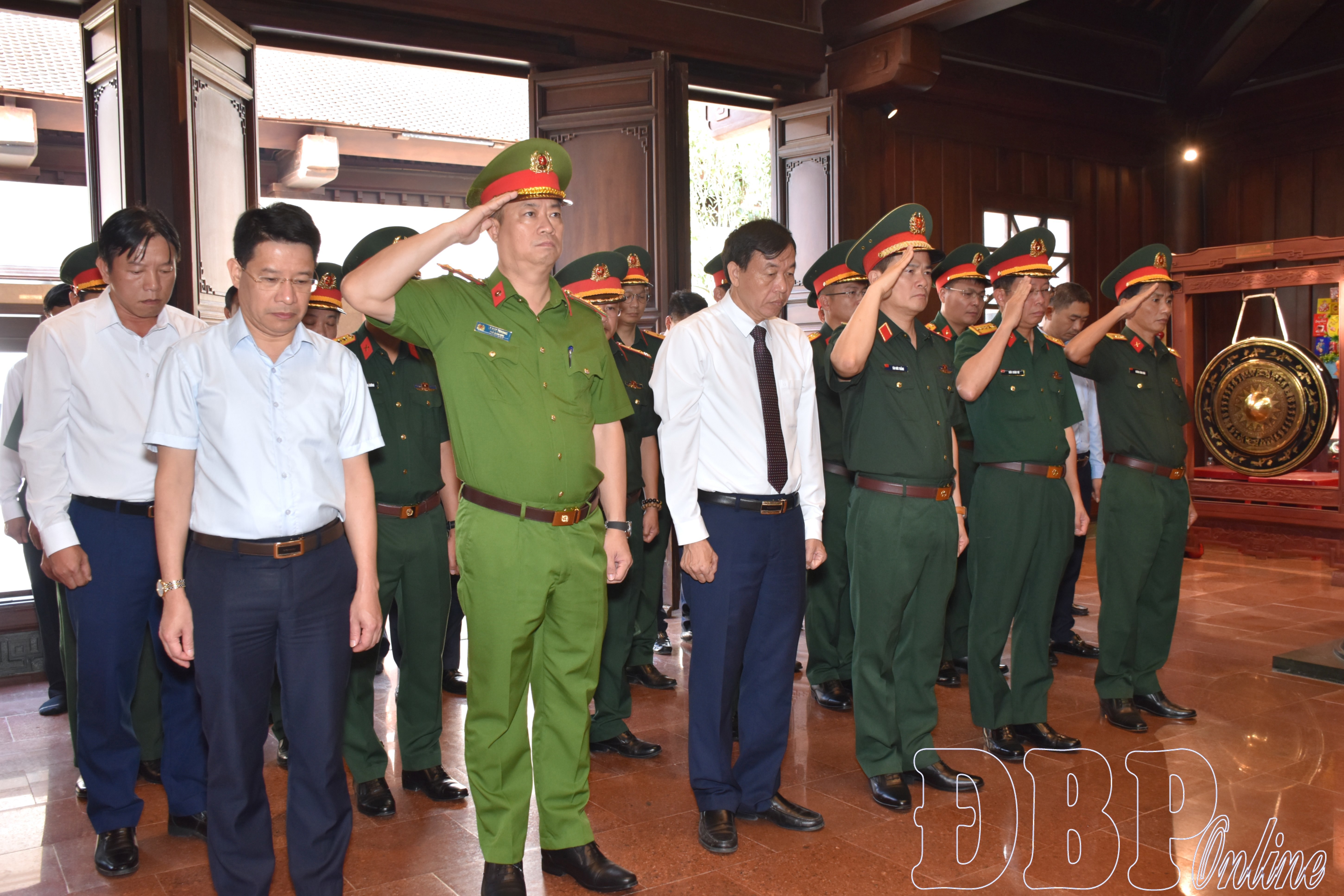 Đoàn công tác Viettel dâng hương các anh hùng liệt sĩ tại Điện Biên