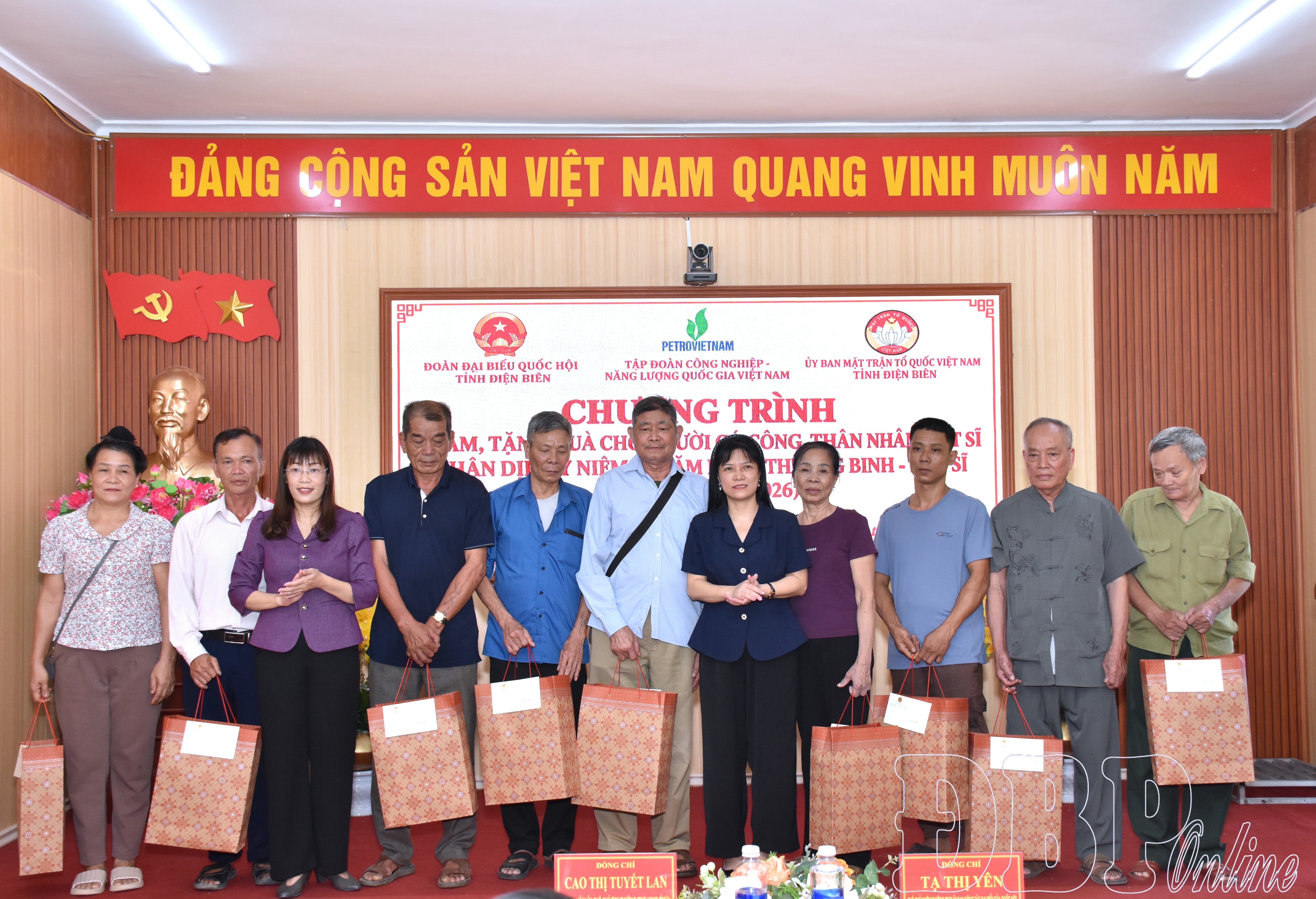 Trao 74 suất quà tới gia đình chính sách xã Thanh Yên và Thanh An