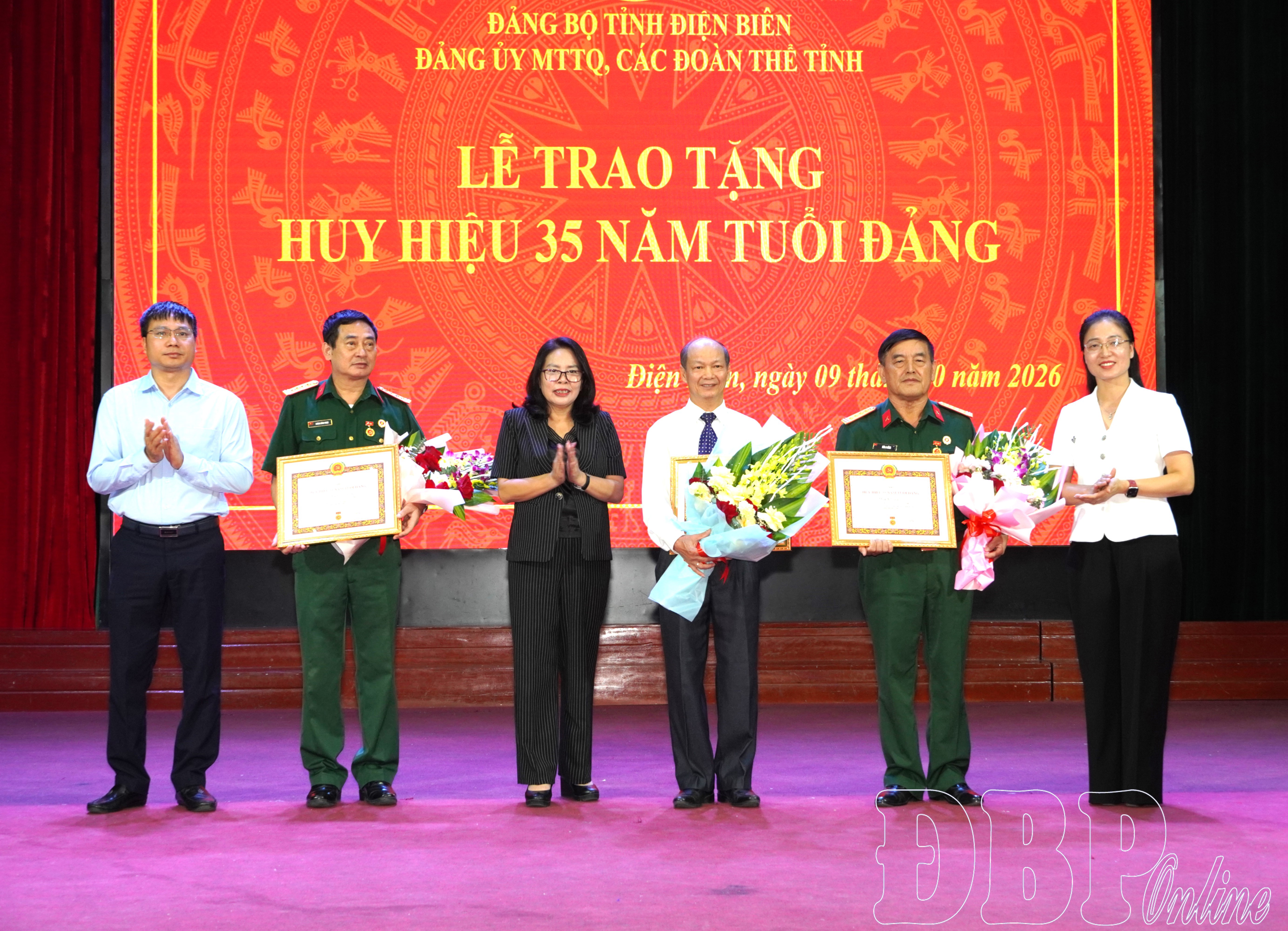 Trao tặng Huy hiệu 35 năm tuổi Đảng cho 3 đảng viên