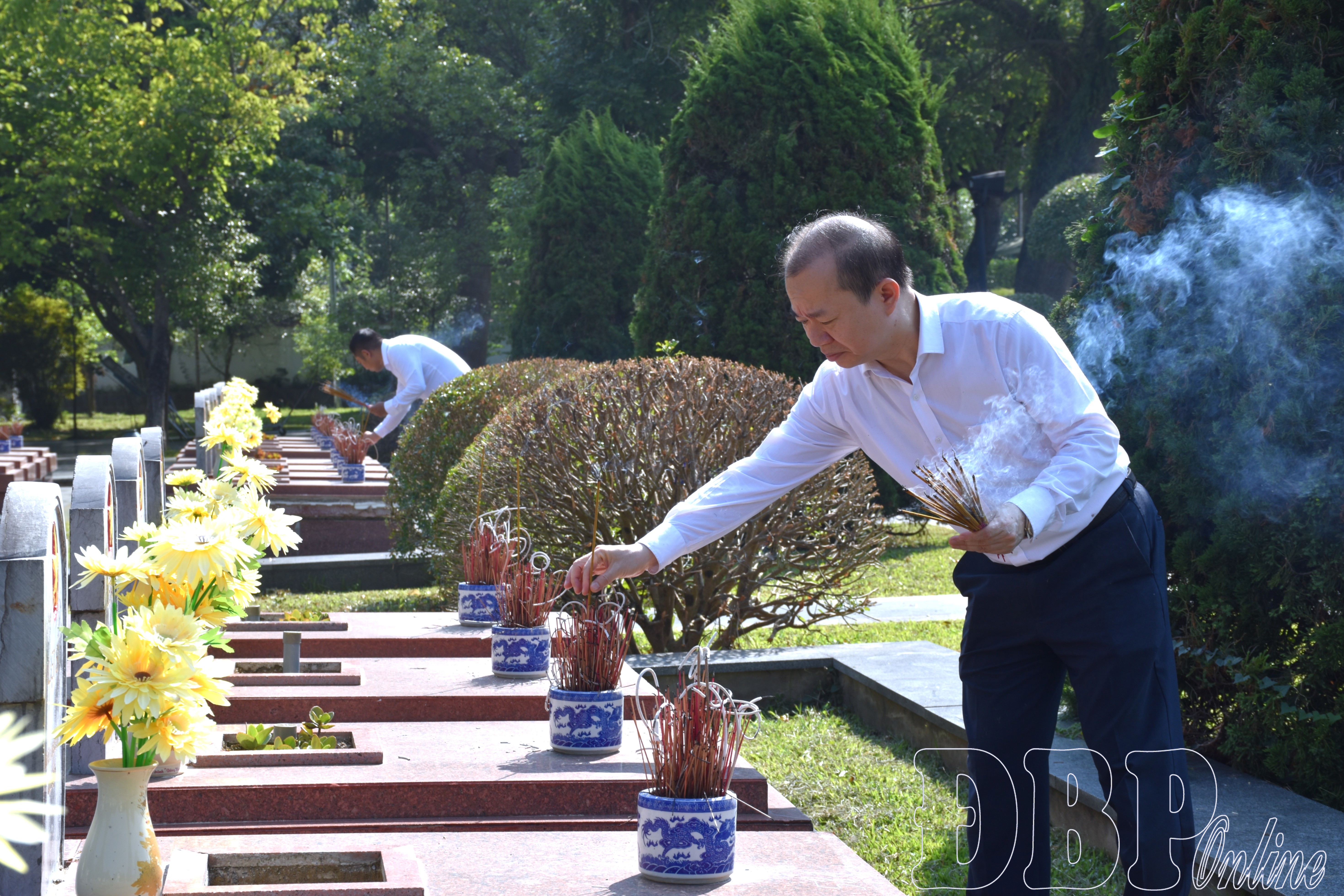 Phó Trưởng ban Tuyên giáo Trung ương Bùi Hoài Sơn tri ân anh hùng liệt sĩ