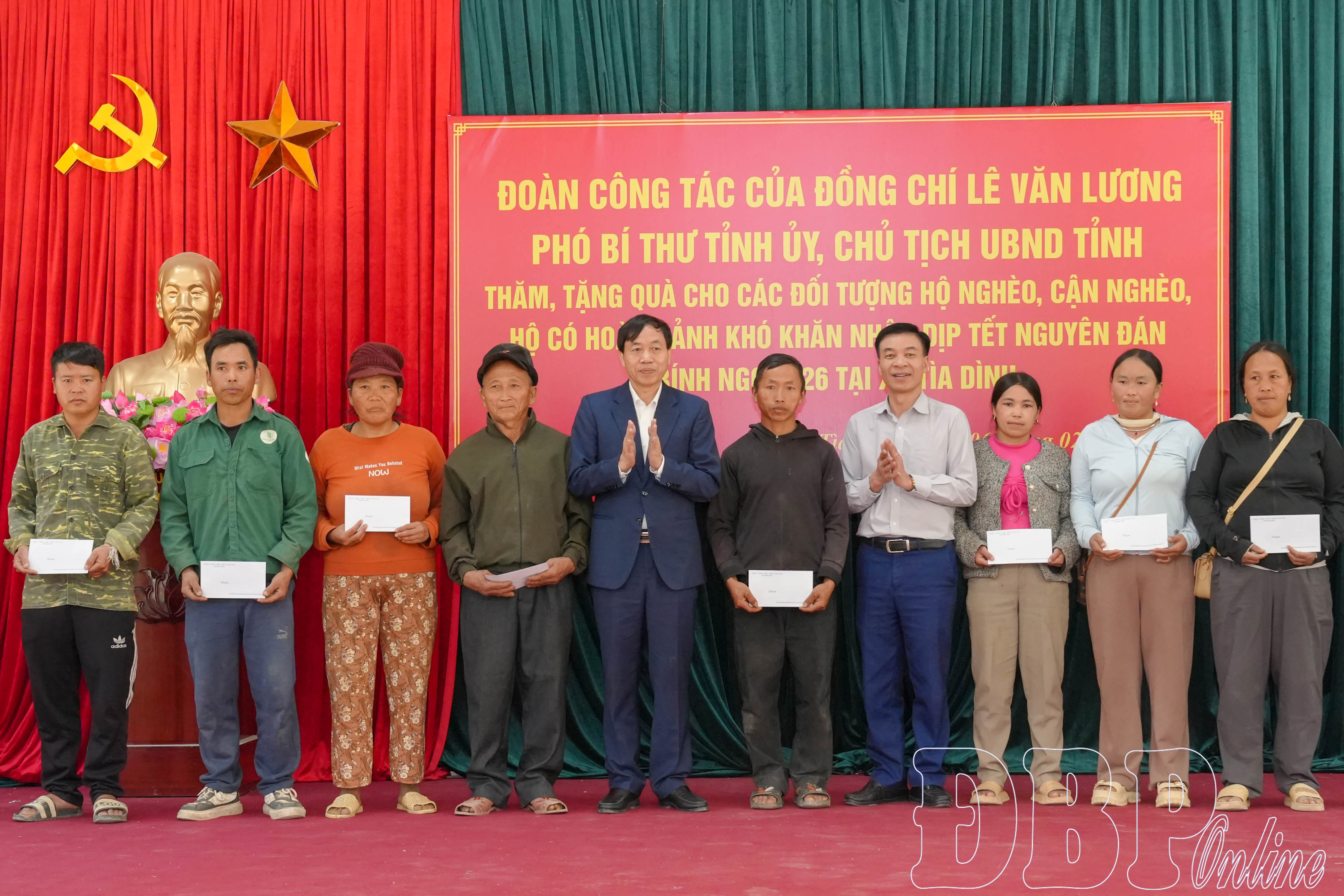 Chủ tịch UBND tỉnh Lê Văn Lương thăm, tặng quà hộ nghèo xã Tìa Dình