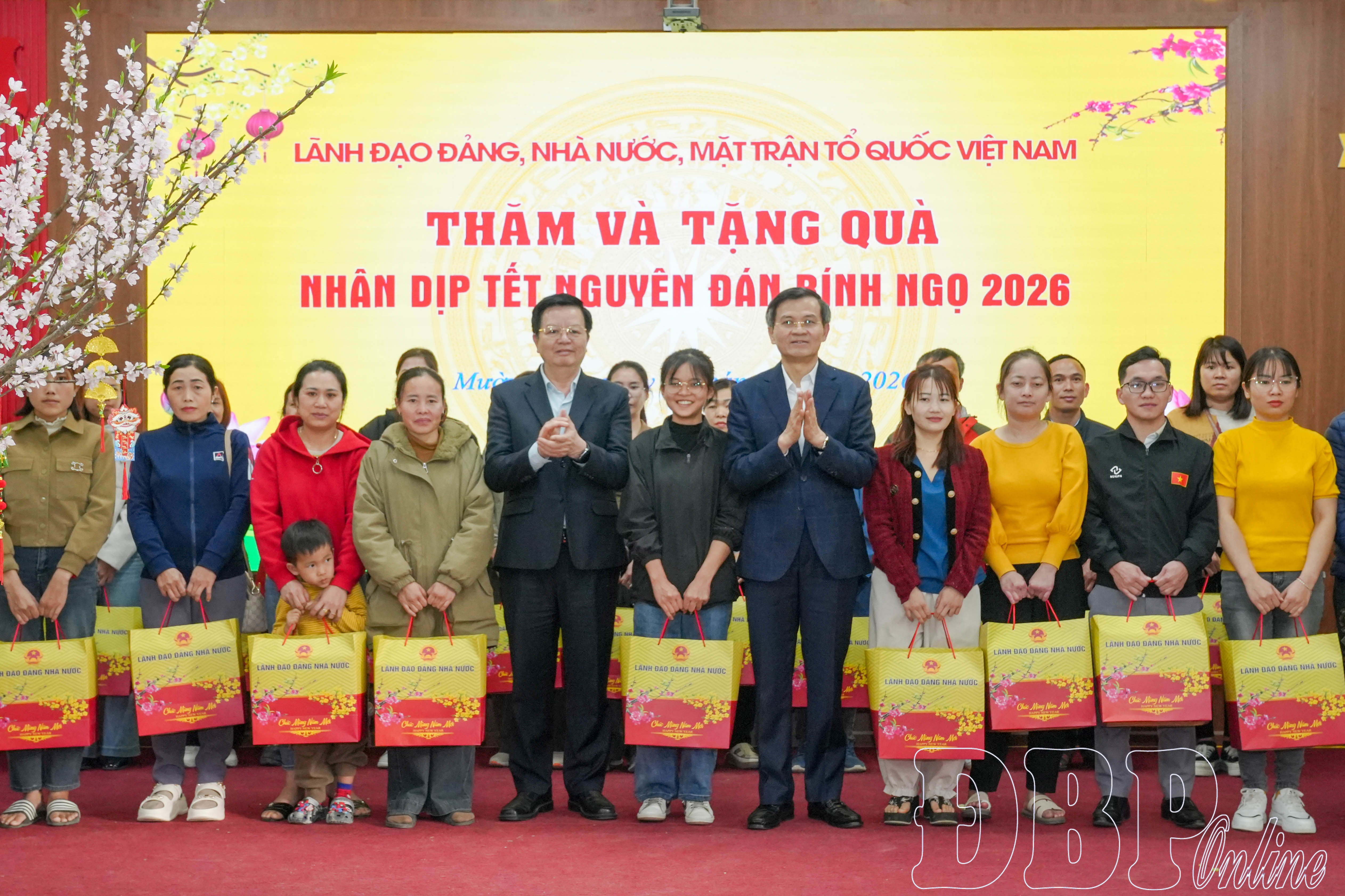 Giám đốc Học viện Chính trị quốc gia Hồ Chí Minh thăm, trao quà cho hộ nghèo, cán bộ, chiến sĩ tại Điện Biên