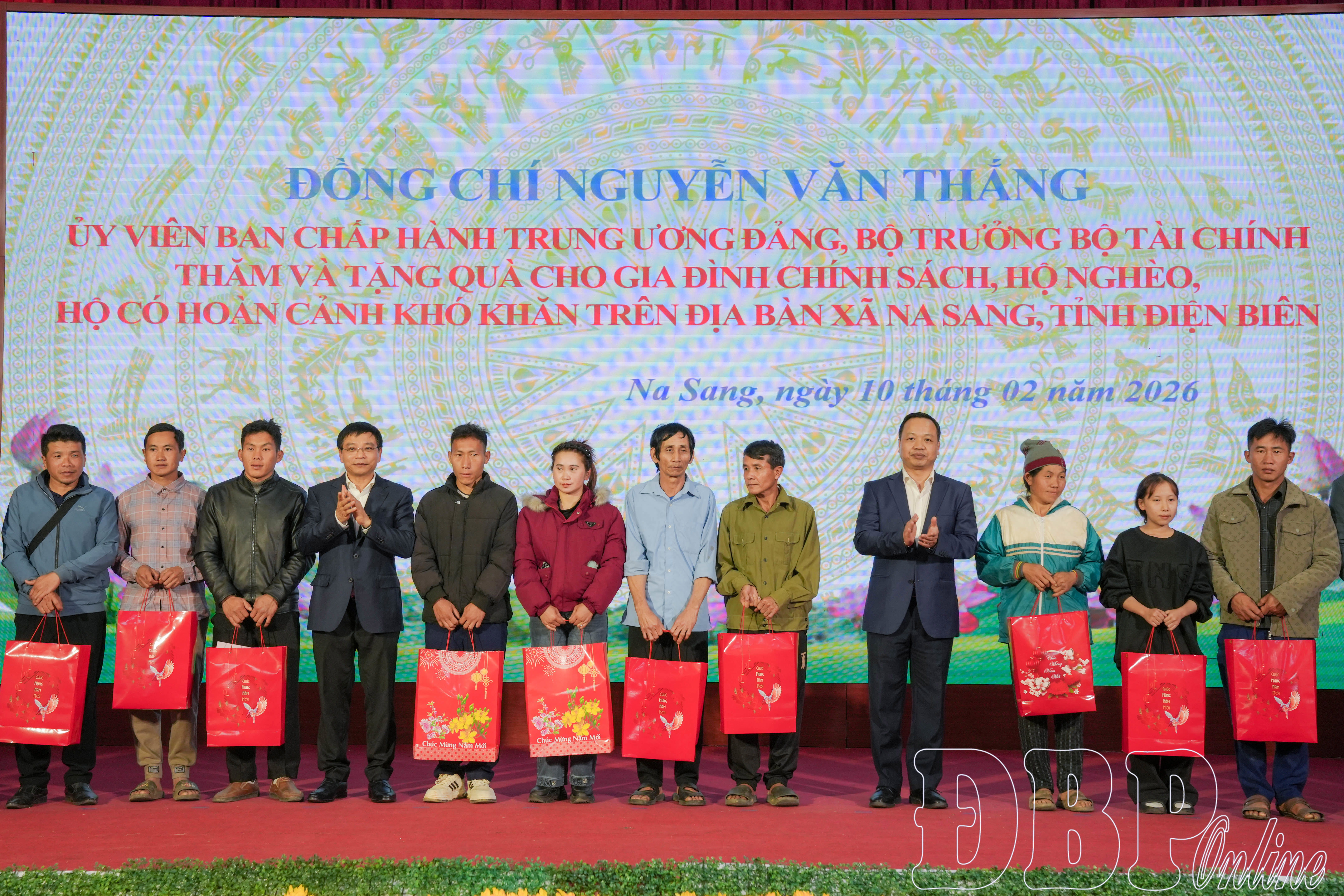 Bộ trưởng Bộ Tài chính Nguyễn Văn Thắng tặng quà gia đình chính sách, hộ khó khăn xã Na Sang