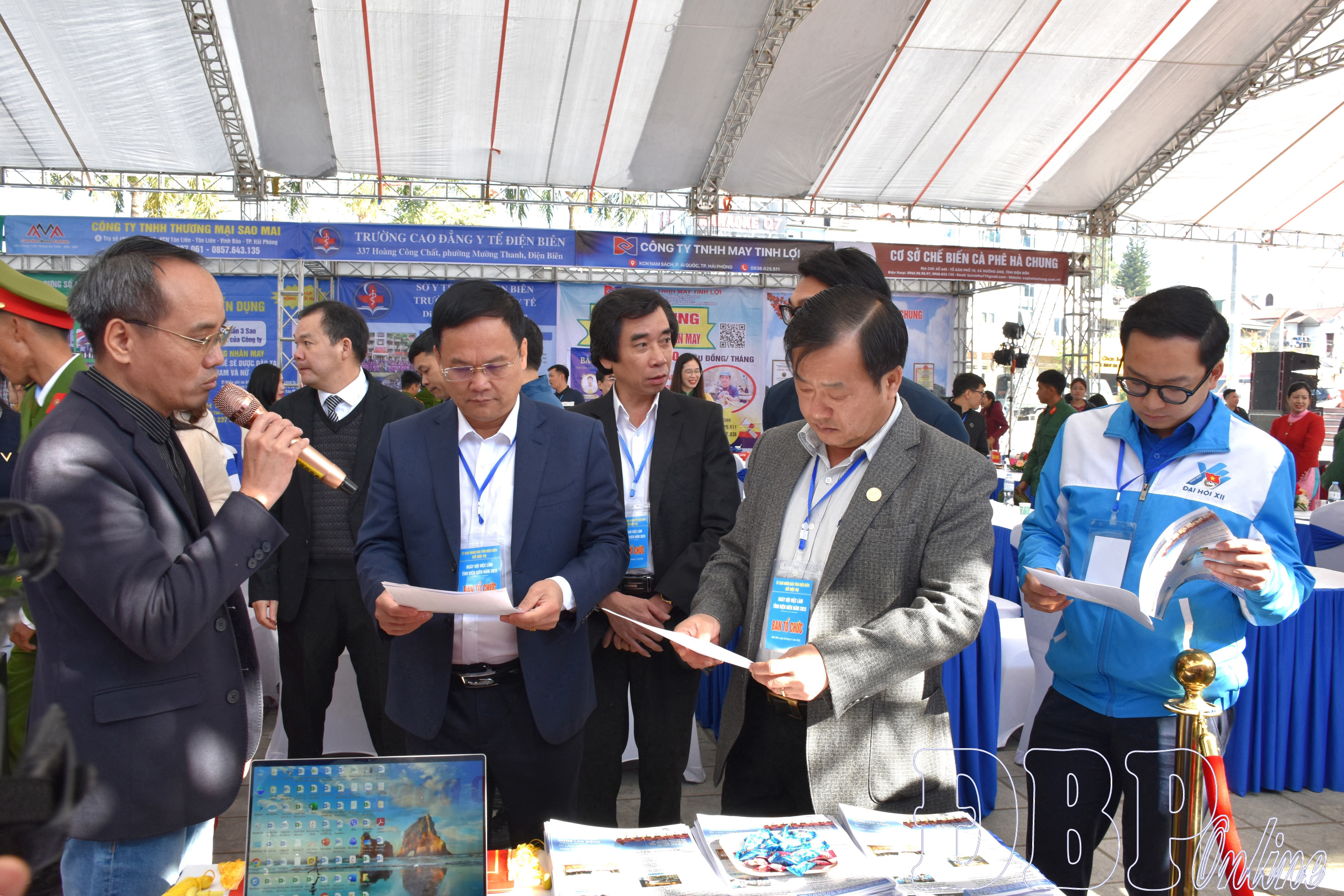 Hơn 1.200 người tham gia Ngày hội việc làm 2025