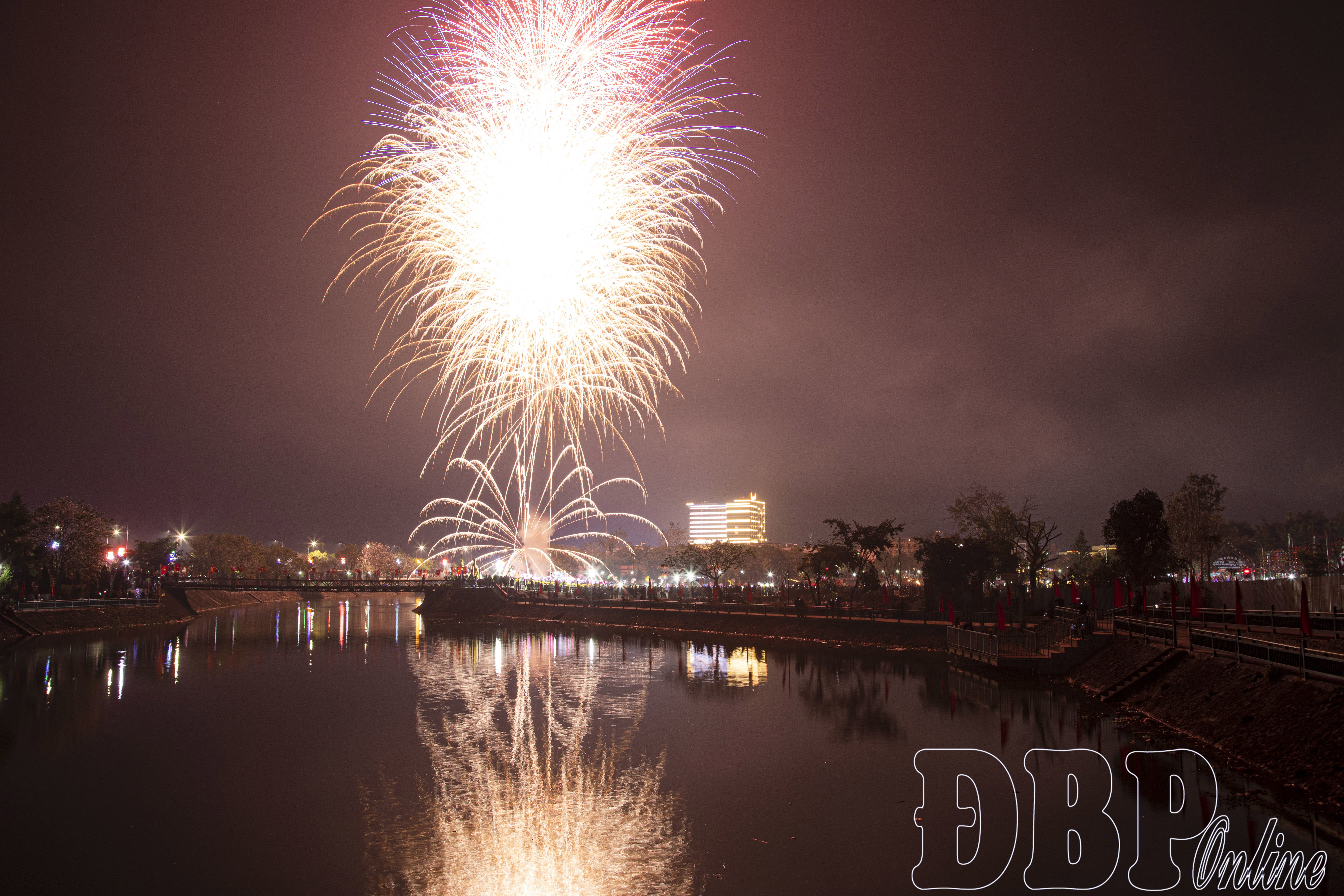 Rộn ràng thời khắc chuyển giao năm mới