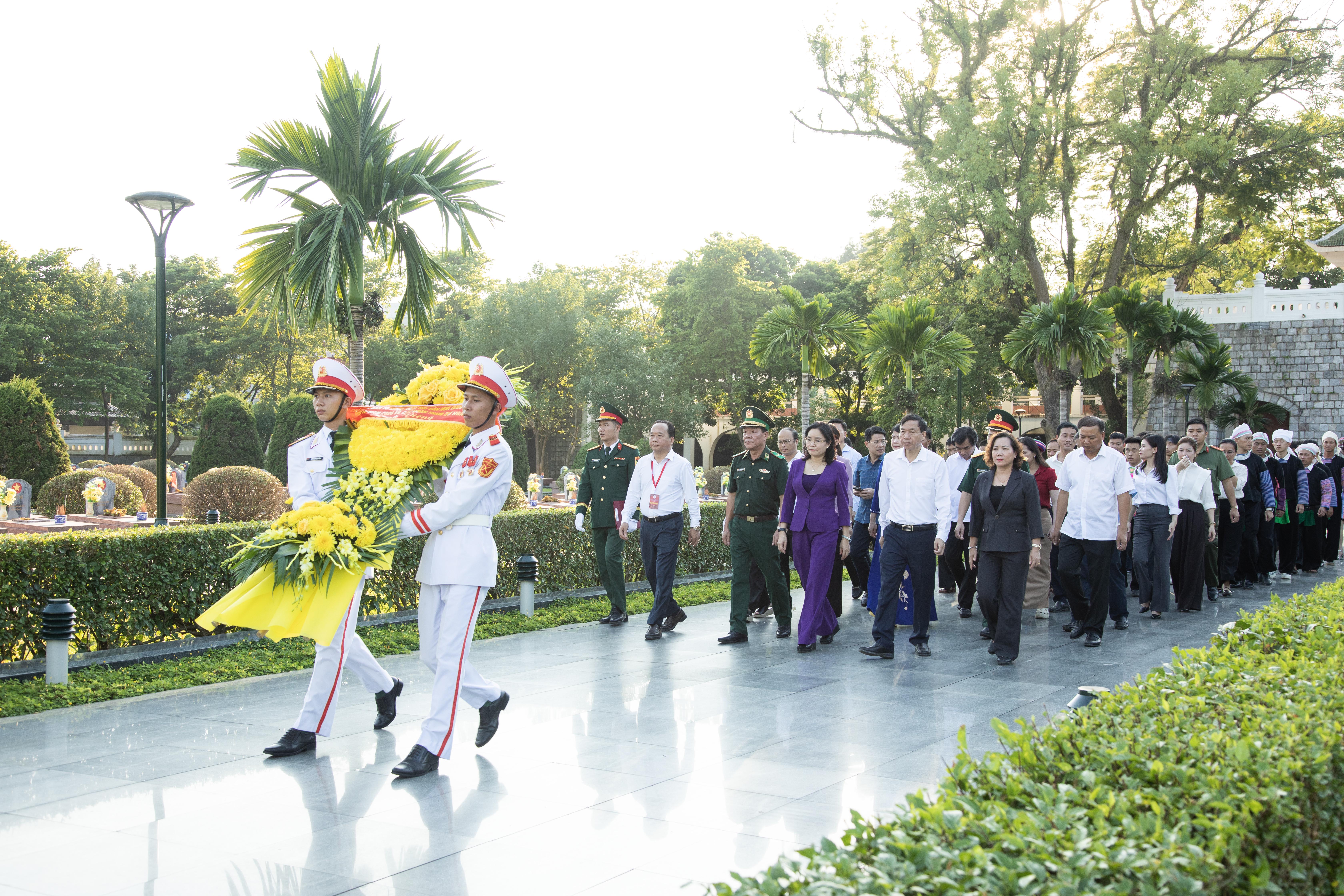 Đại biểu dự Ngày hội Văn hóa dân tộc Mông tri ân Chủ tịch Hồ Chí Minh và các anh hùng liệt sĩ 