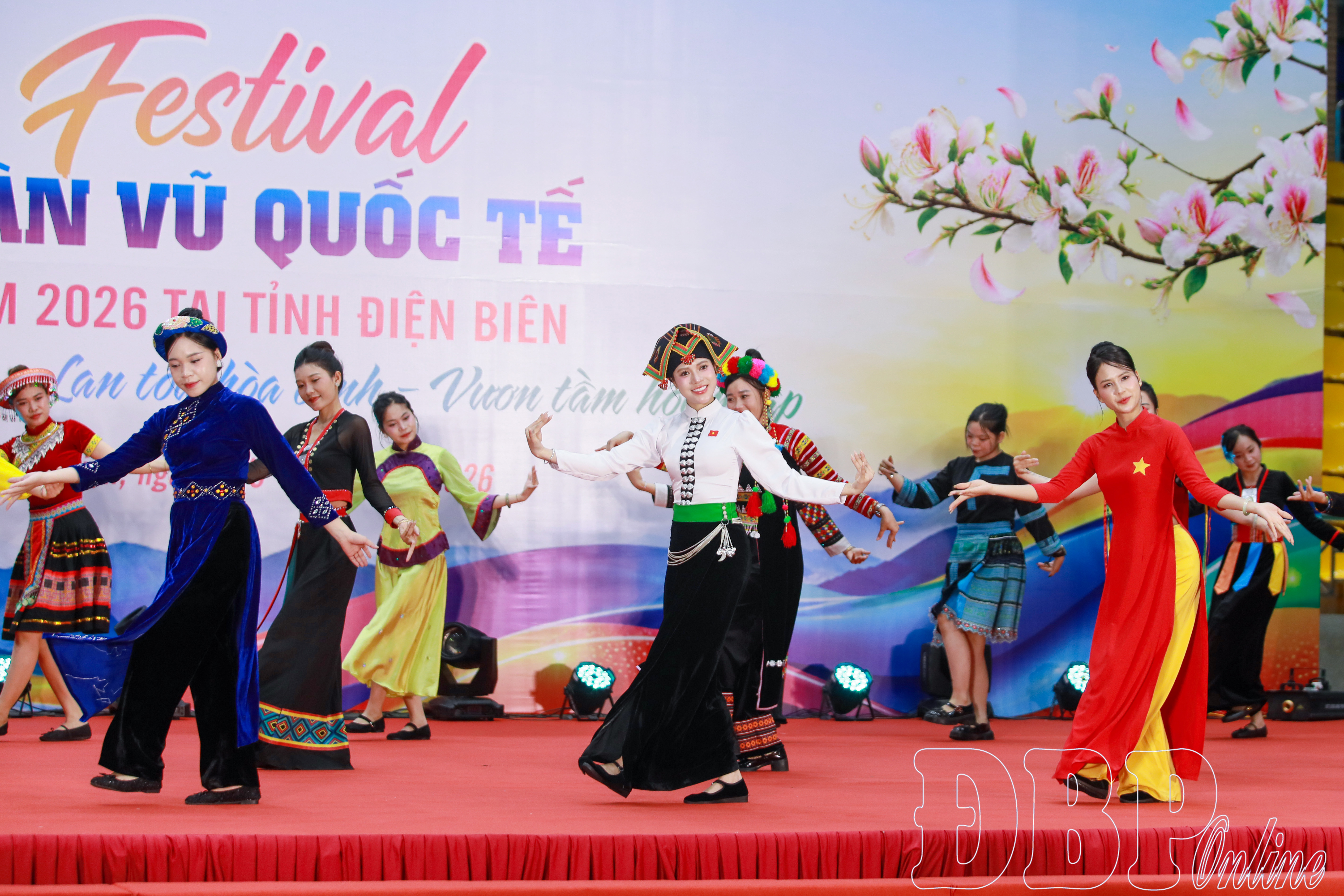 Sôi động giao lưu Festival Dân vũ 