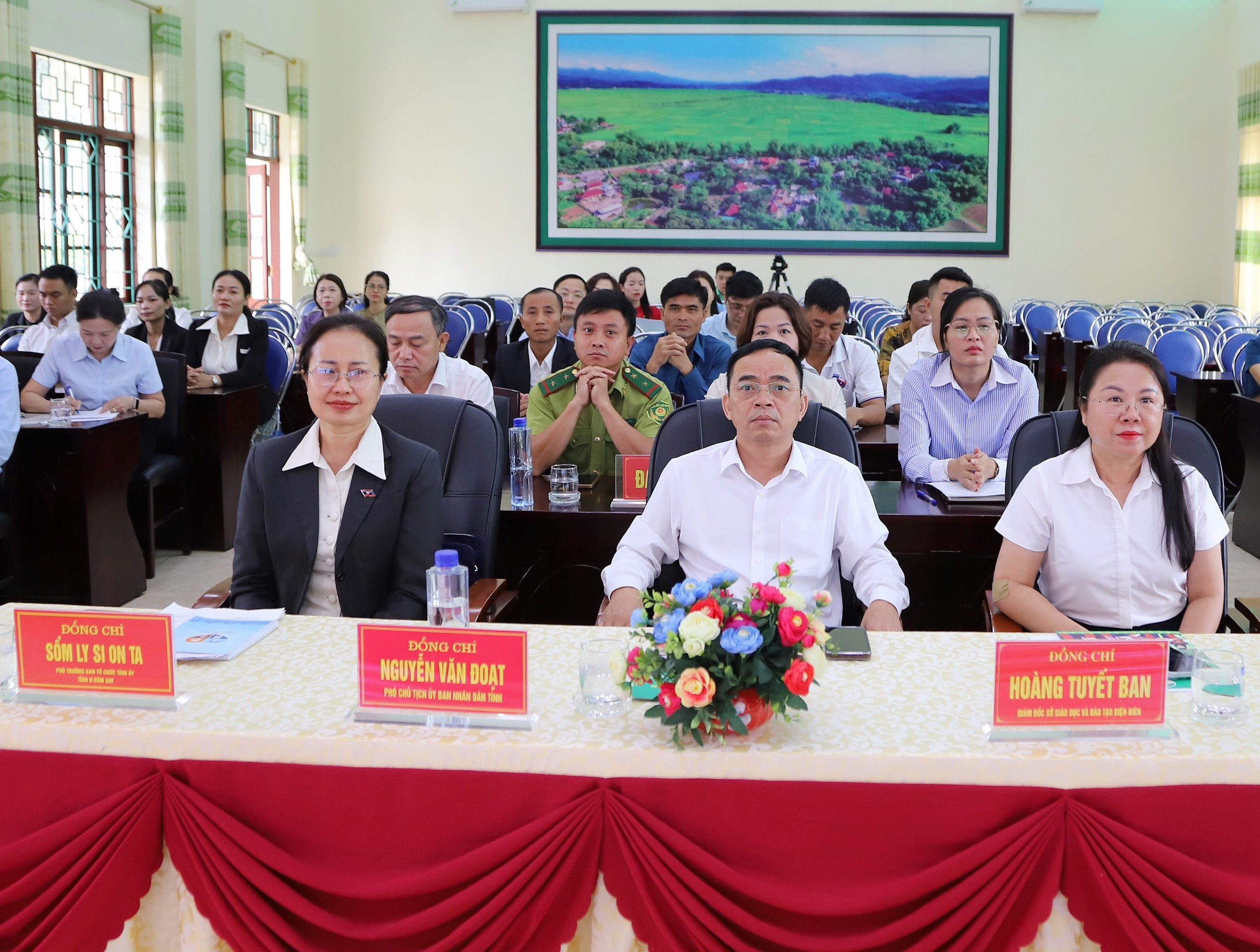 14 cán bộ các tỉnh Bắc Lào tham gia bồi dưỡng, thực tế tại Điện Biên