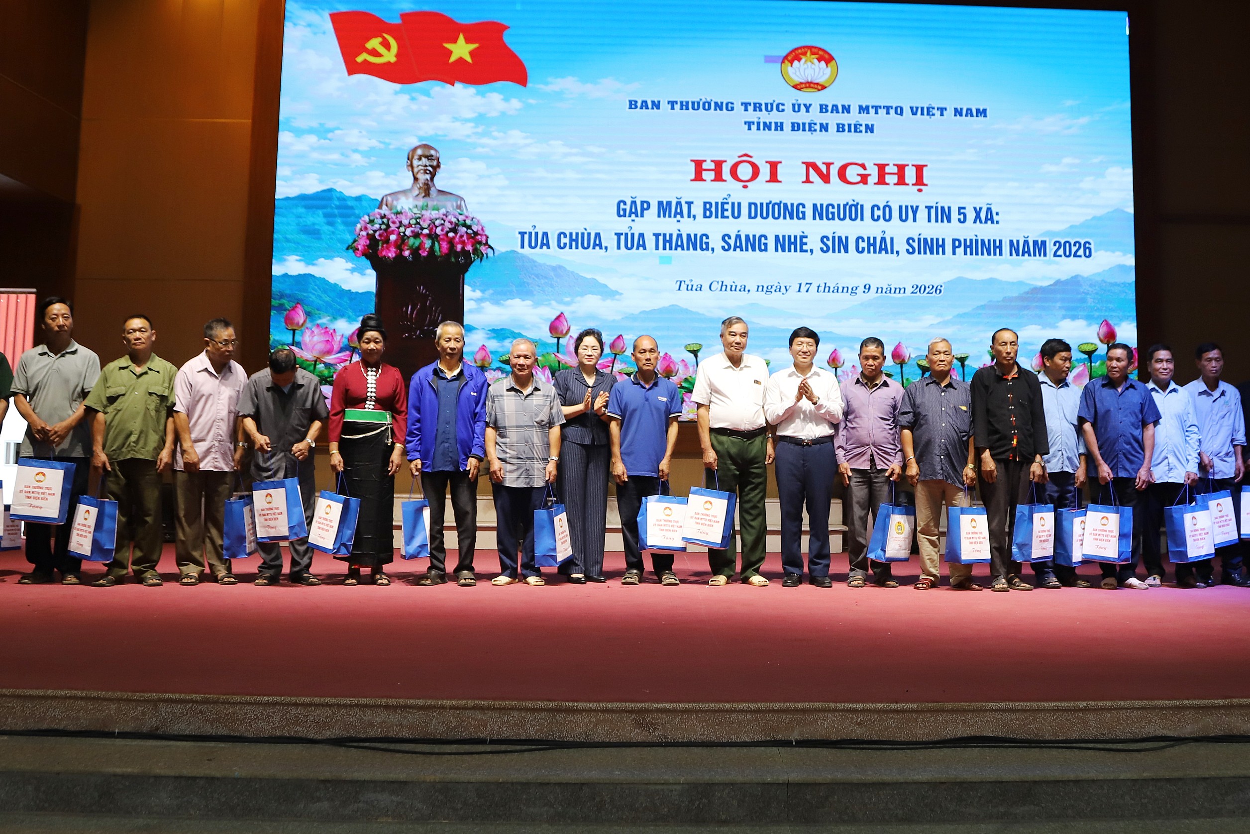 Gặp mặt, biểu dương người có uy tín