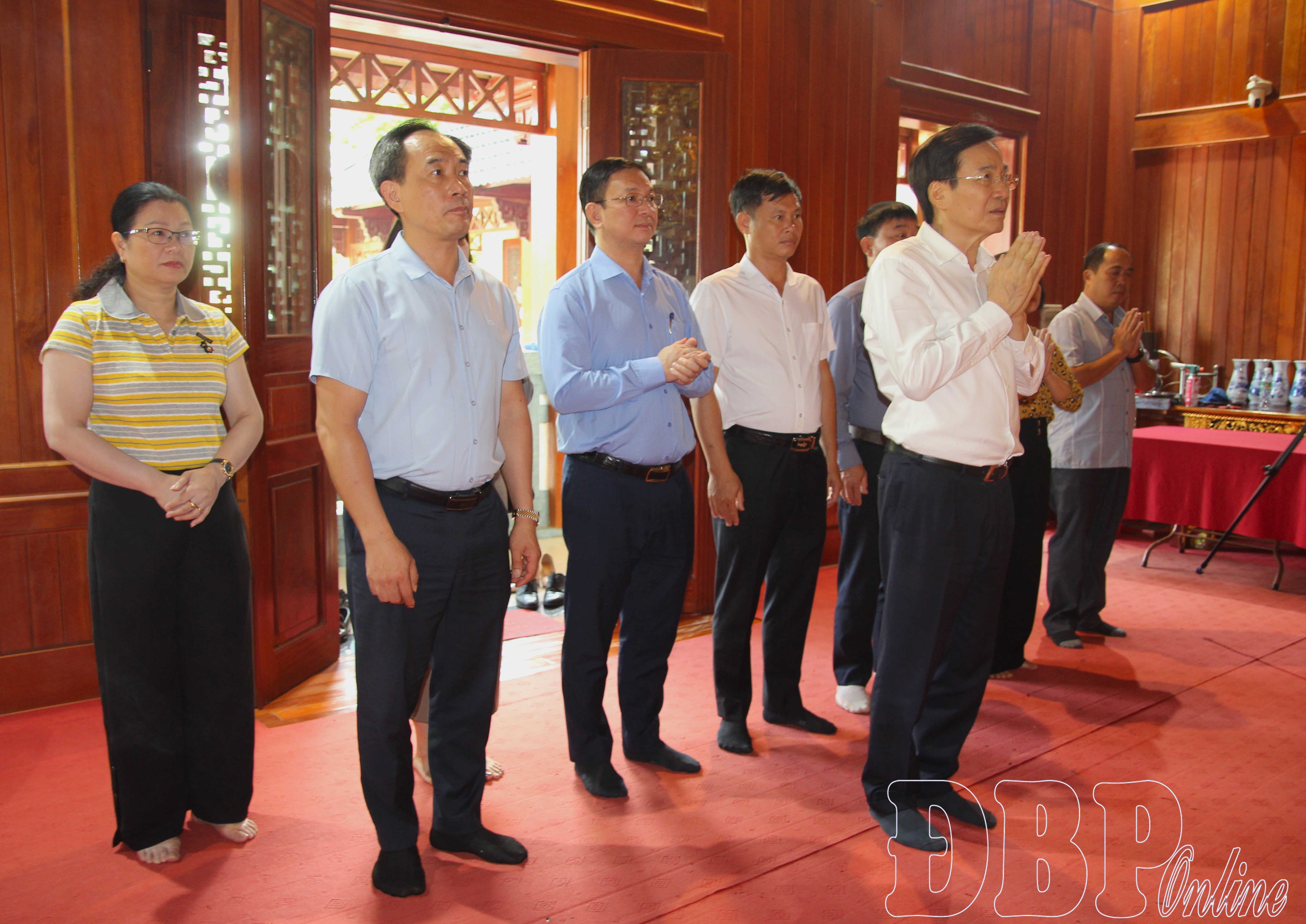 Nguyên Bộ trưởng, Chủ nhiệm Văn phòng Chính phủ Trần Văn Sơn dâng hương tại Nhà tưởng niệm Đại tướng Võ Nguyên Giáp