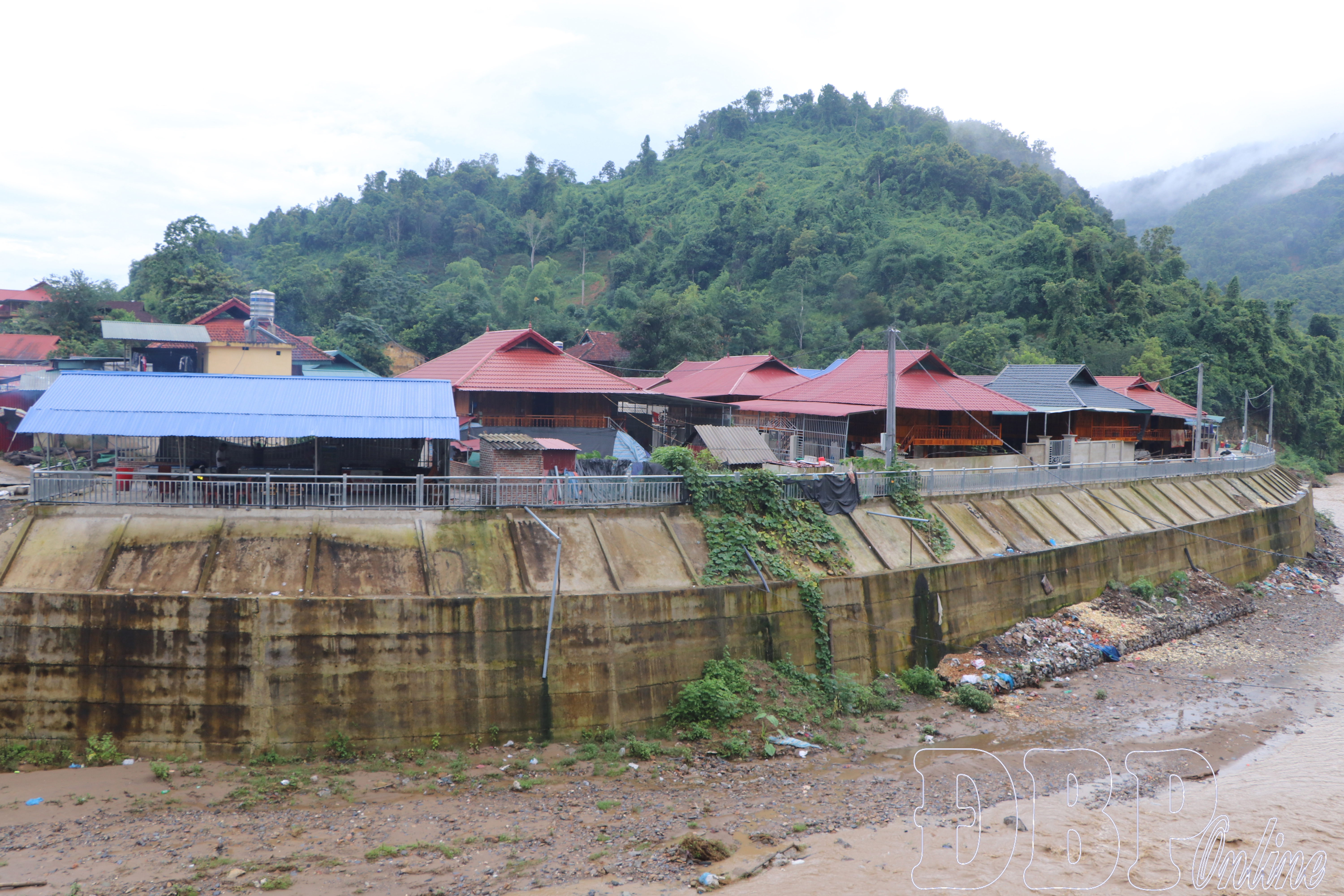 Di dân khỏi vùng thiên tai