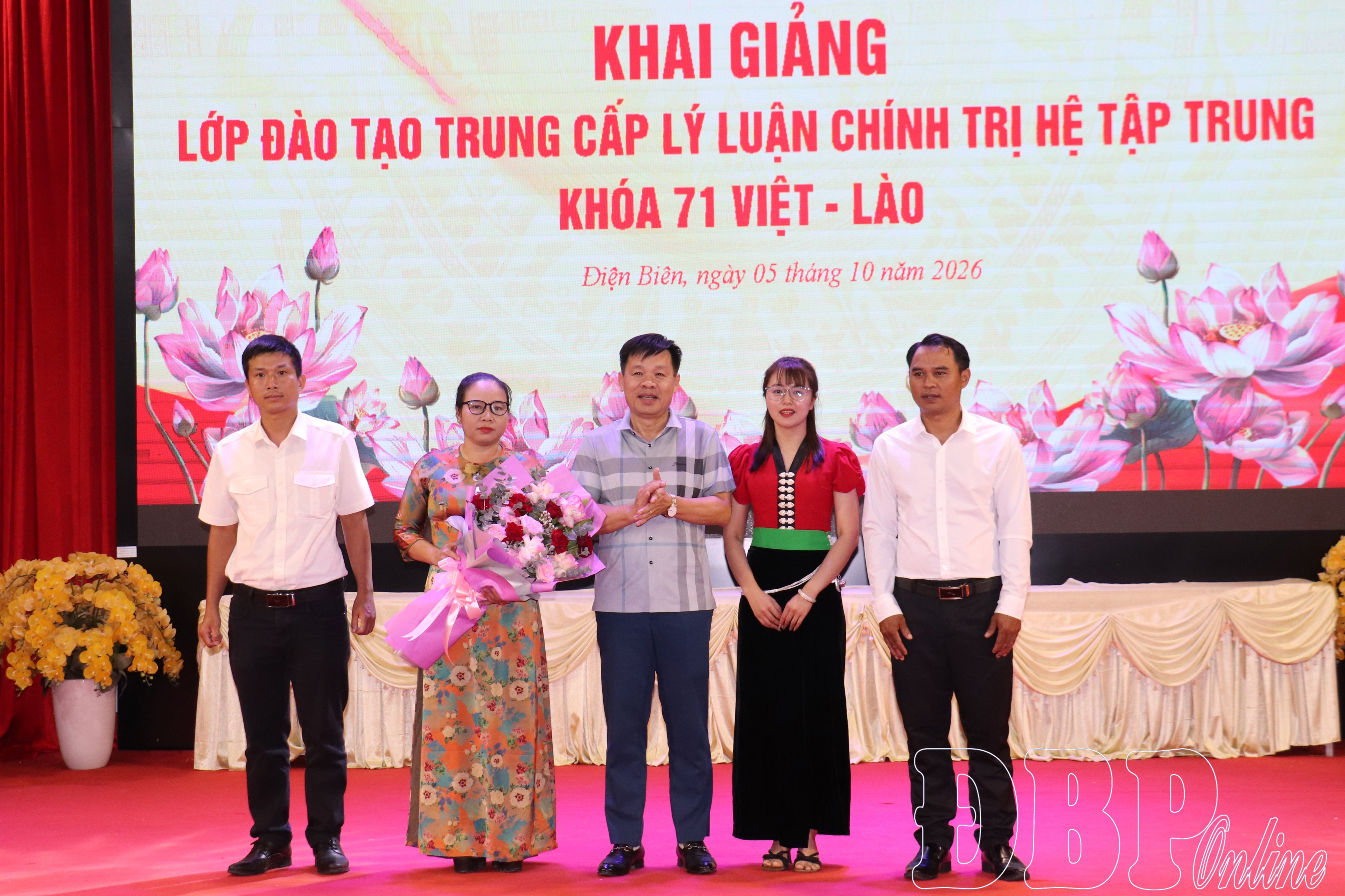 Điện Biên đào tạo trung cấp lý luận chính trị cho học viên Lào