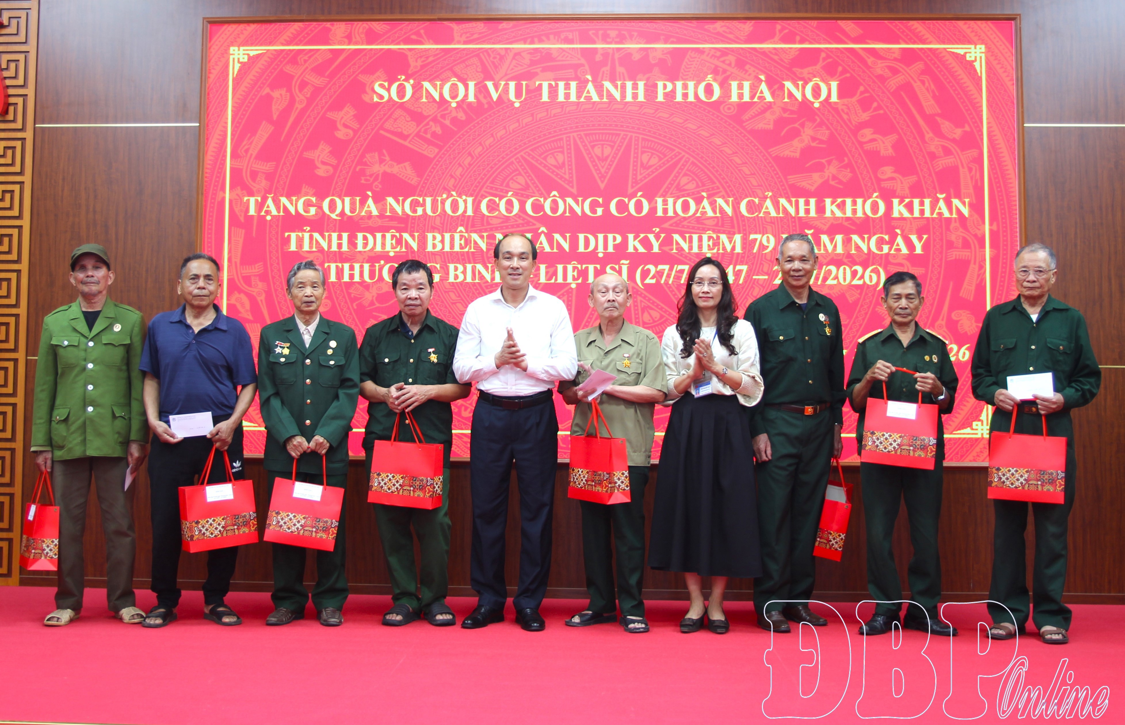 Sở Nội vụ TP. Hà Nội trao 30 suất quà tặng người có công tỉnh Điện Biên