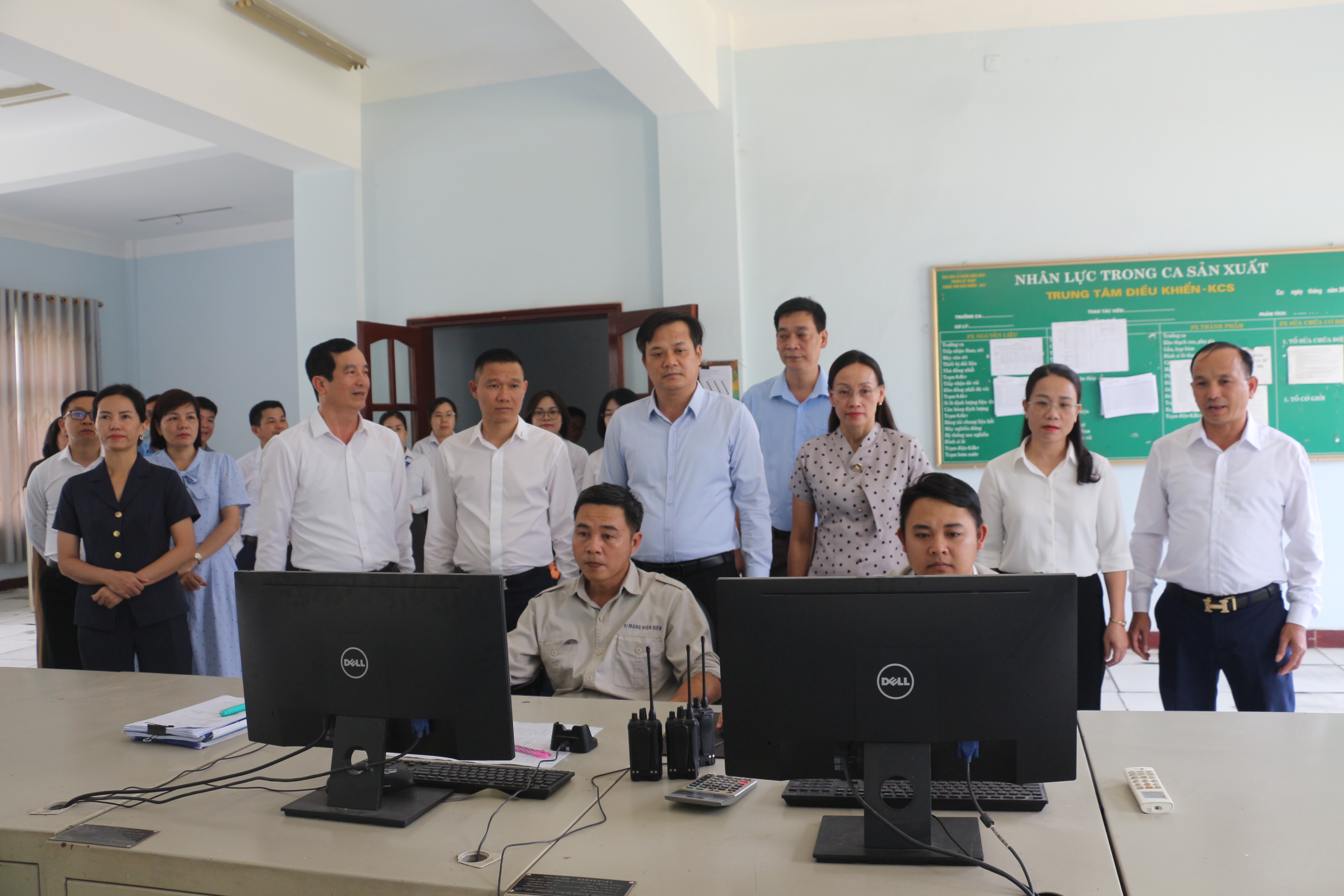 Phó Chủ tịch Thường trực UBND tỉnh Lò Văn Cương làm việc với Công ty Cổ phần Xi măng Điện Biên