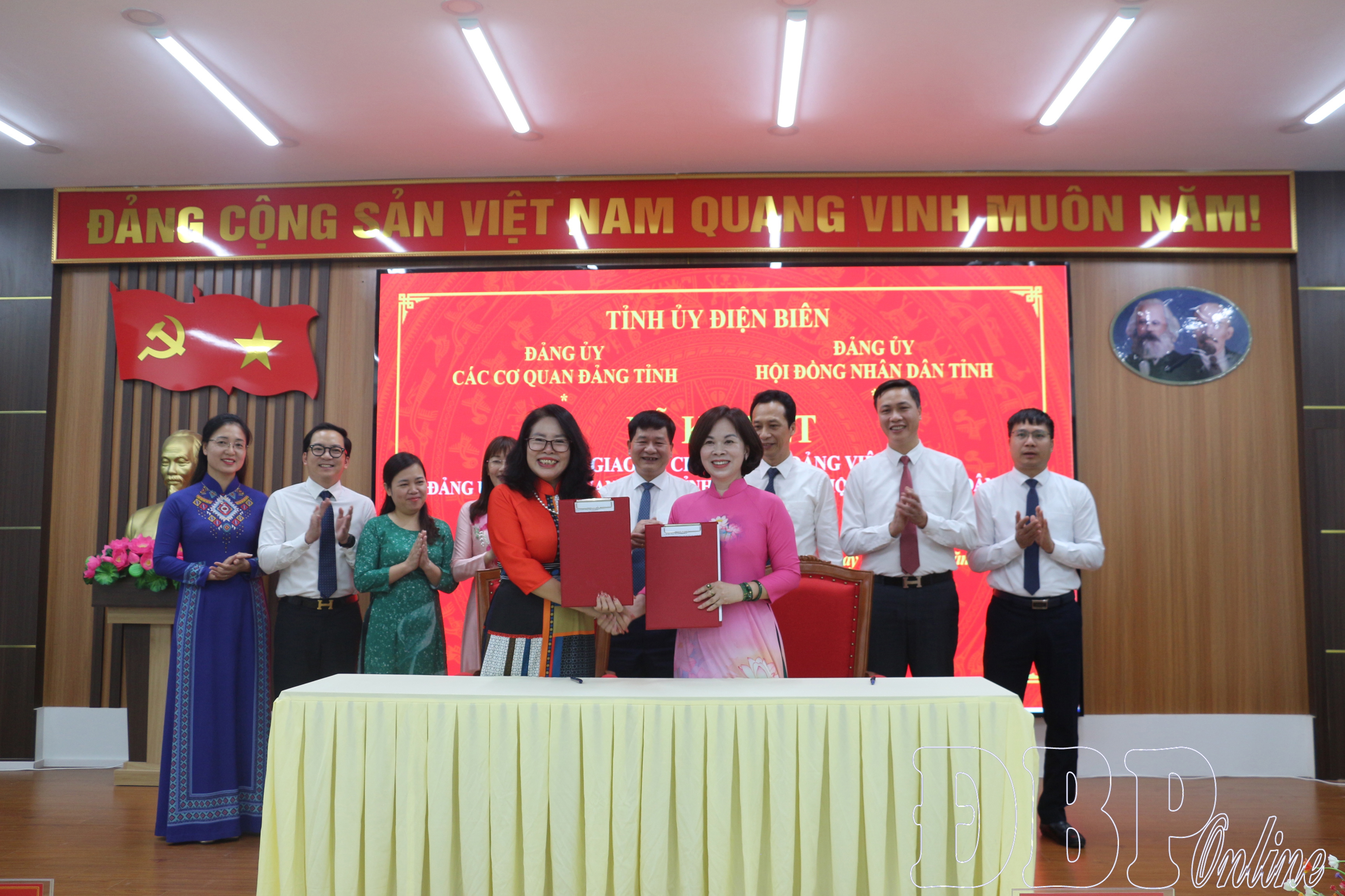 Bàn giao 227 đảng viên về hai đảng bộ