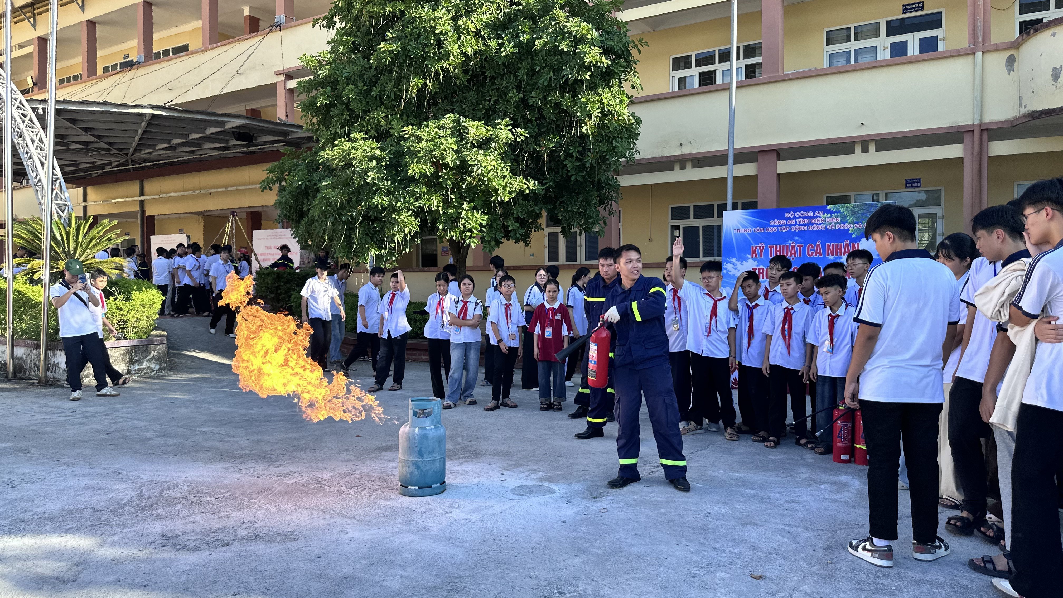 Trang bị kỹ năng phòng cháy, chữa cháy cho học sinh