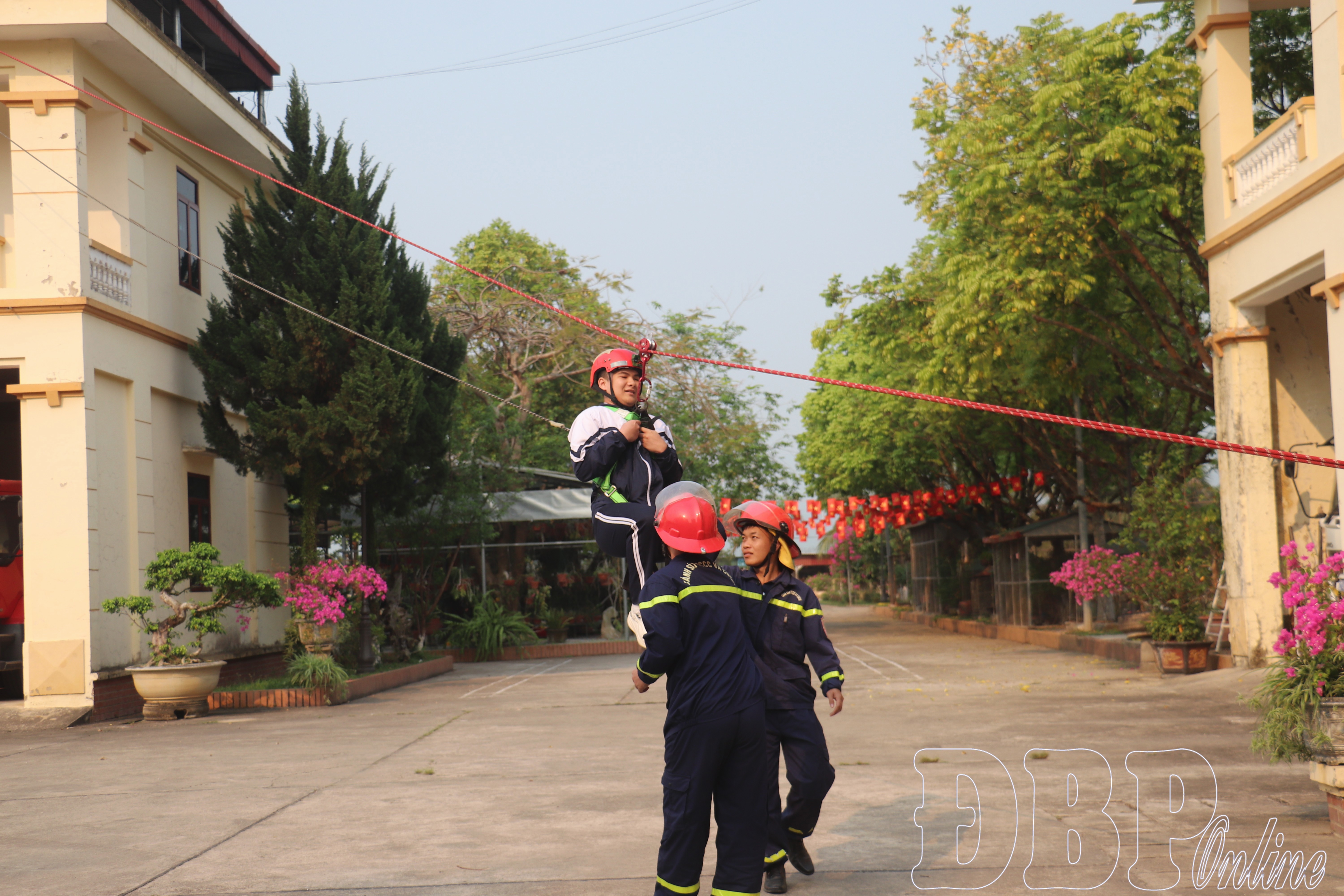 365 giáo viên, học sinh trải nghiệm kỹ năng chữa cháy, thoát nạn