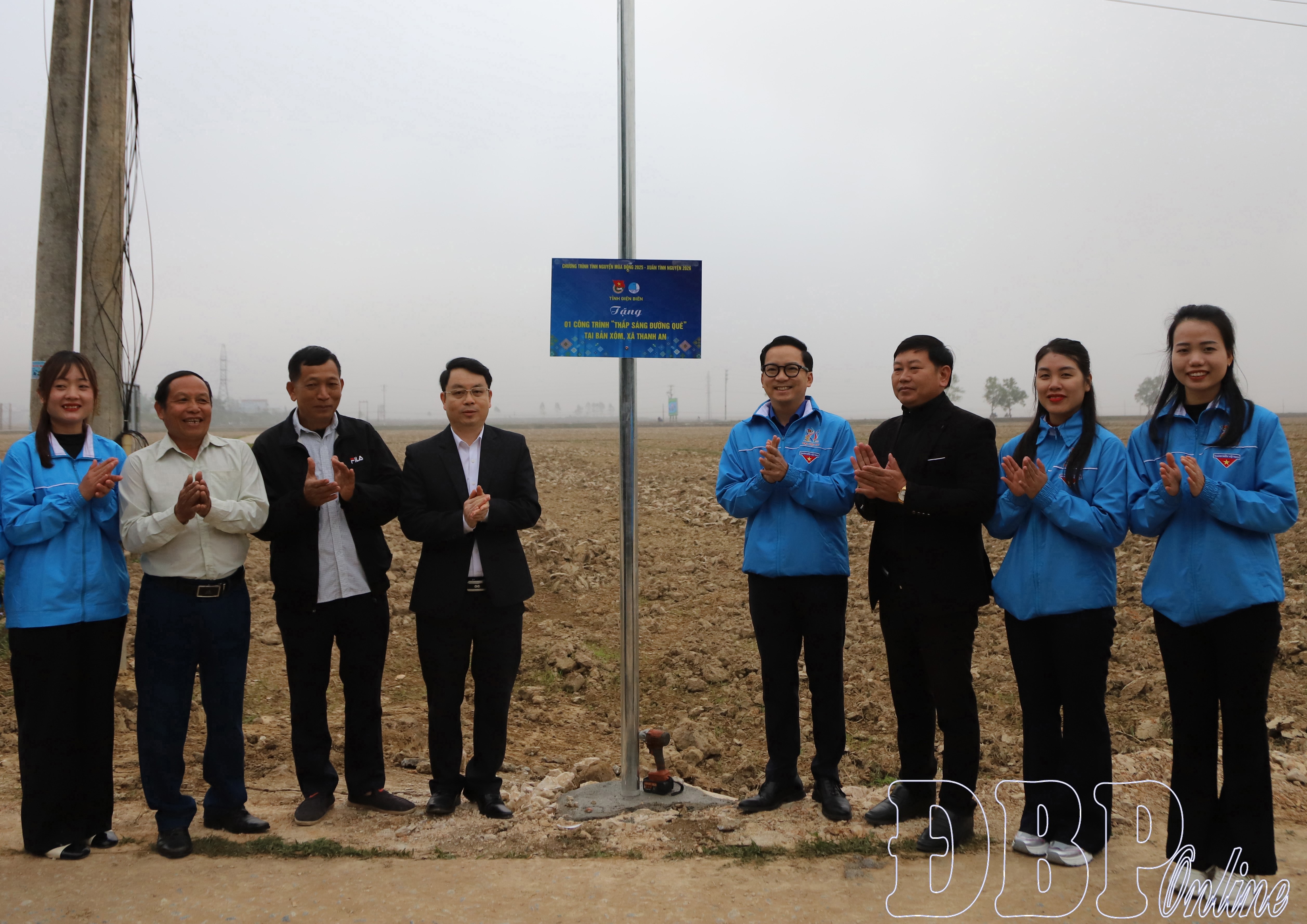 Hành trình thắp sáng đường quê