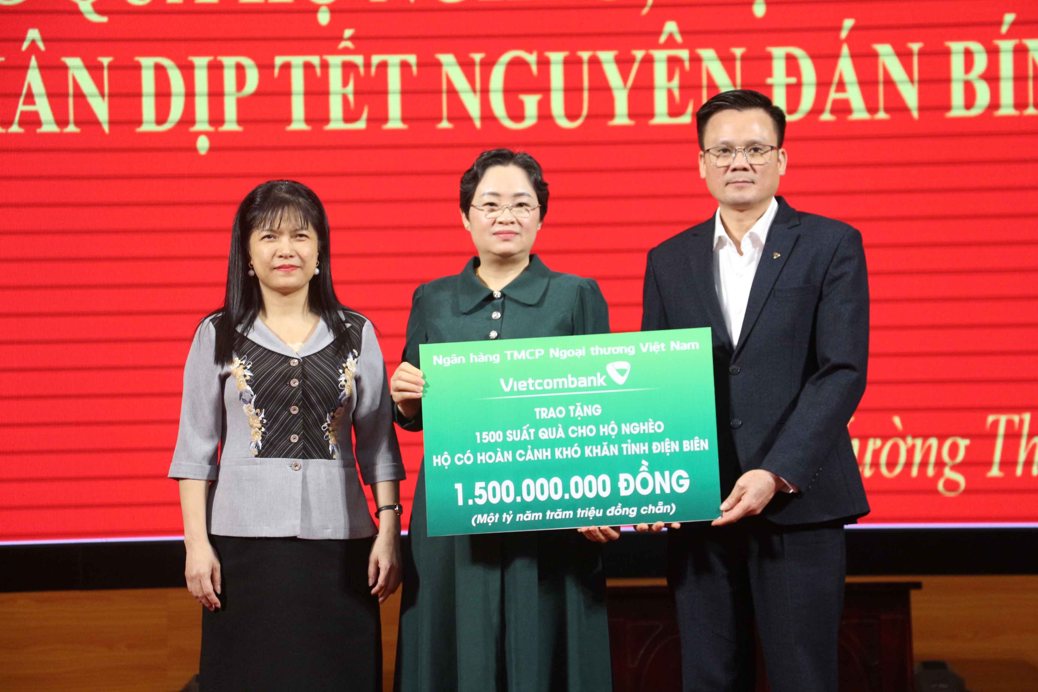 Đoàn đại biểu Quốc hội tỉnh tặng quà tết hộ nghèo, lao động có hoàn cảnh khó khăn