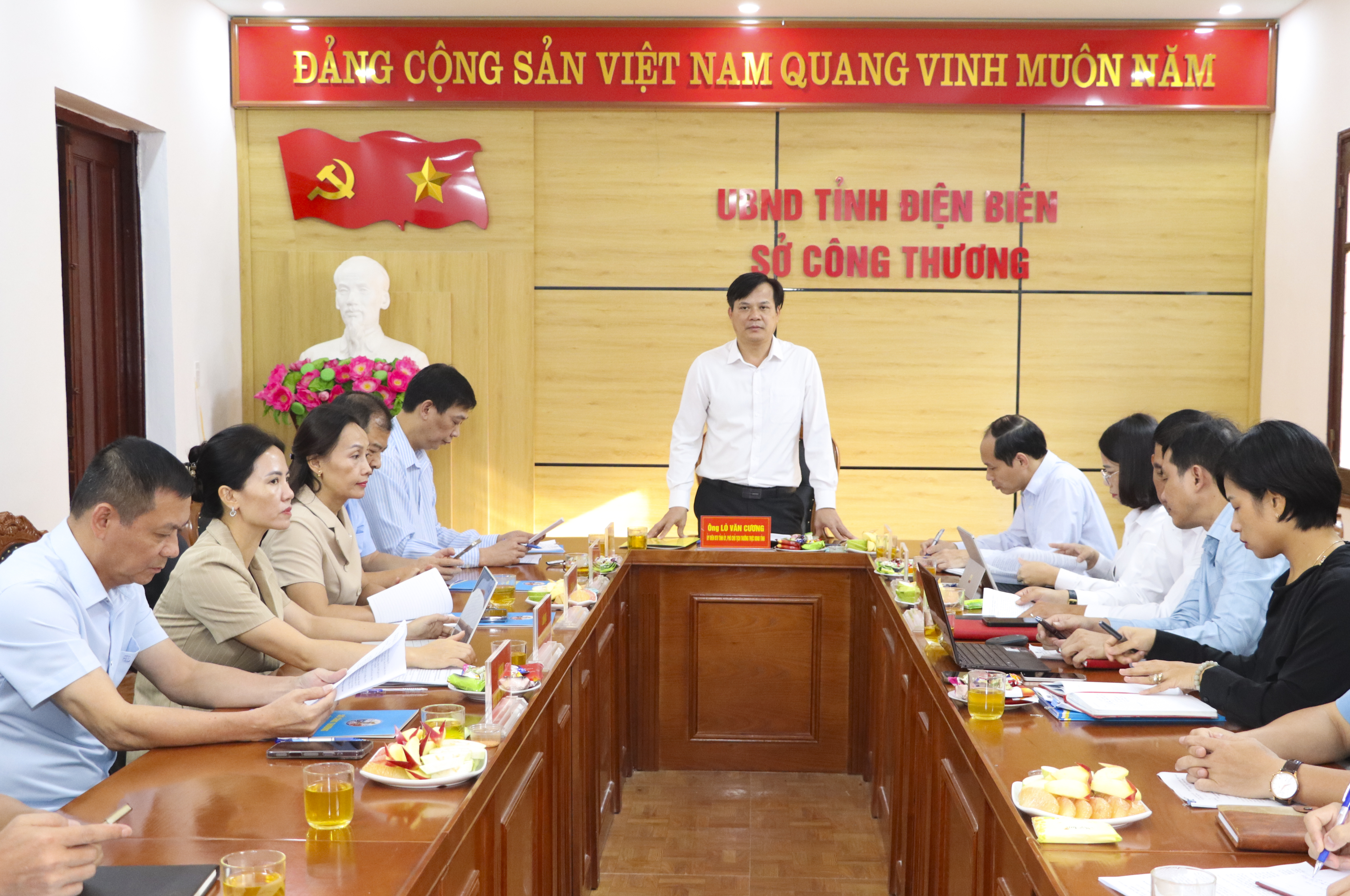 Phó Chủ tịch Thường trực UBND tỉnh Lò Văn Cương làm việc với Sở Công Thương