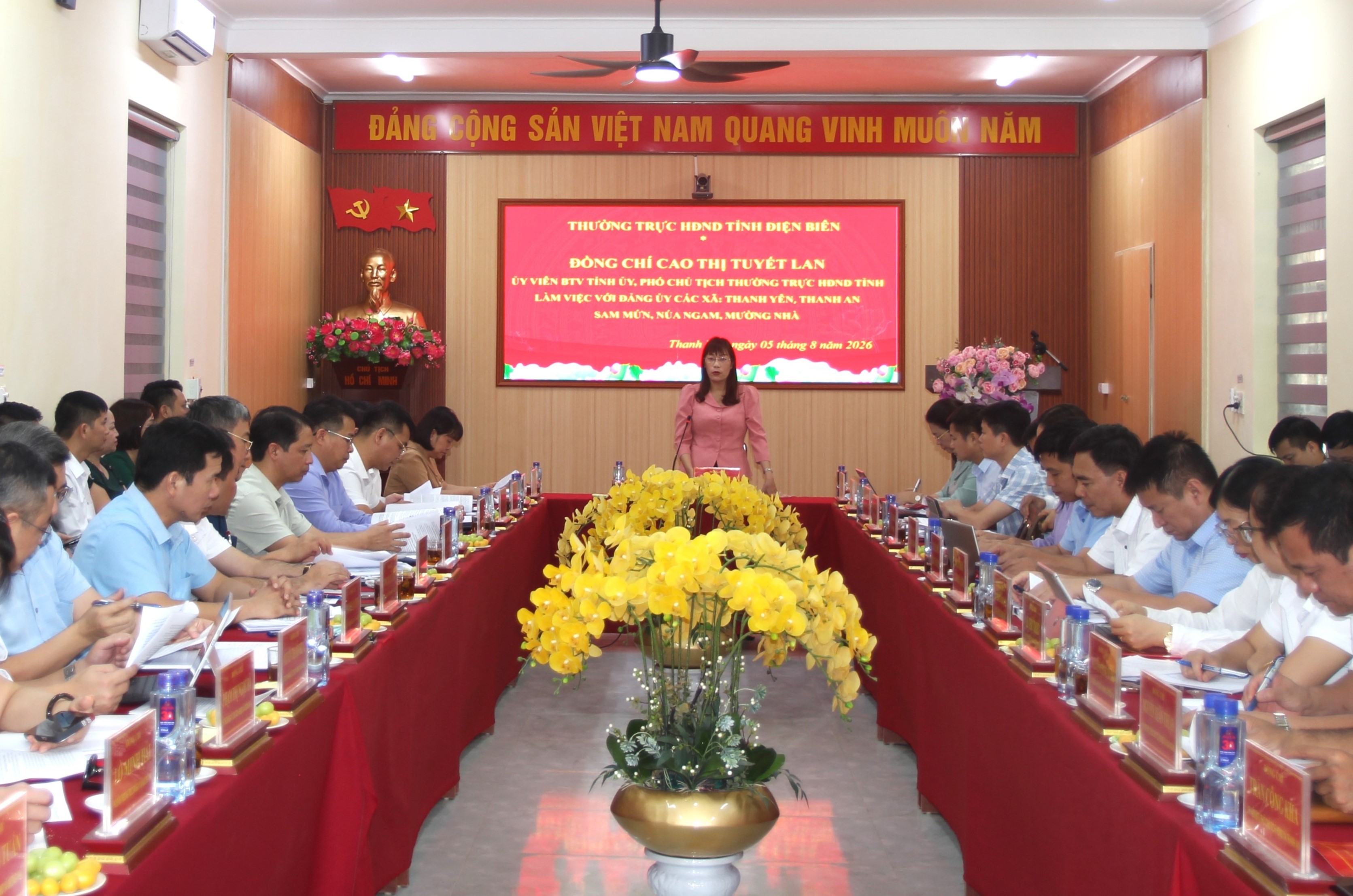 Đồng chí Cao Thị Tuyết Lan làm việc với 5 xã: Mường Nhà, Sam Mứn, Núa Ngam, Thanh An, Thanh Yên