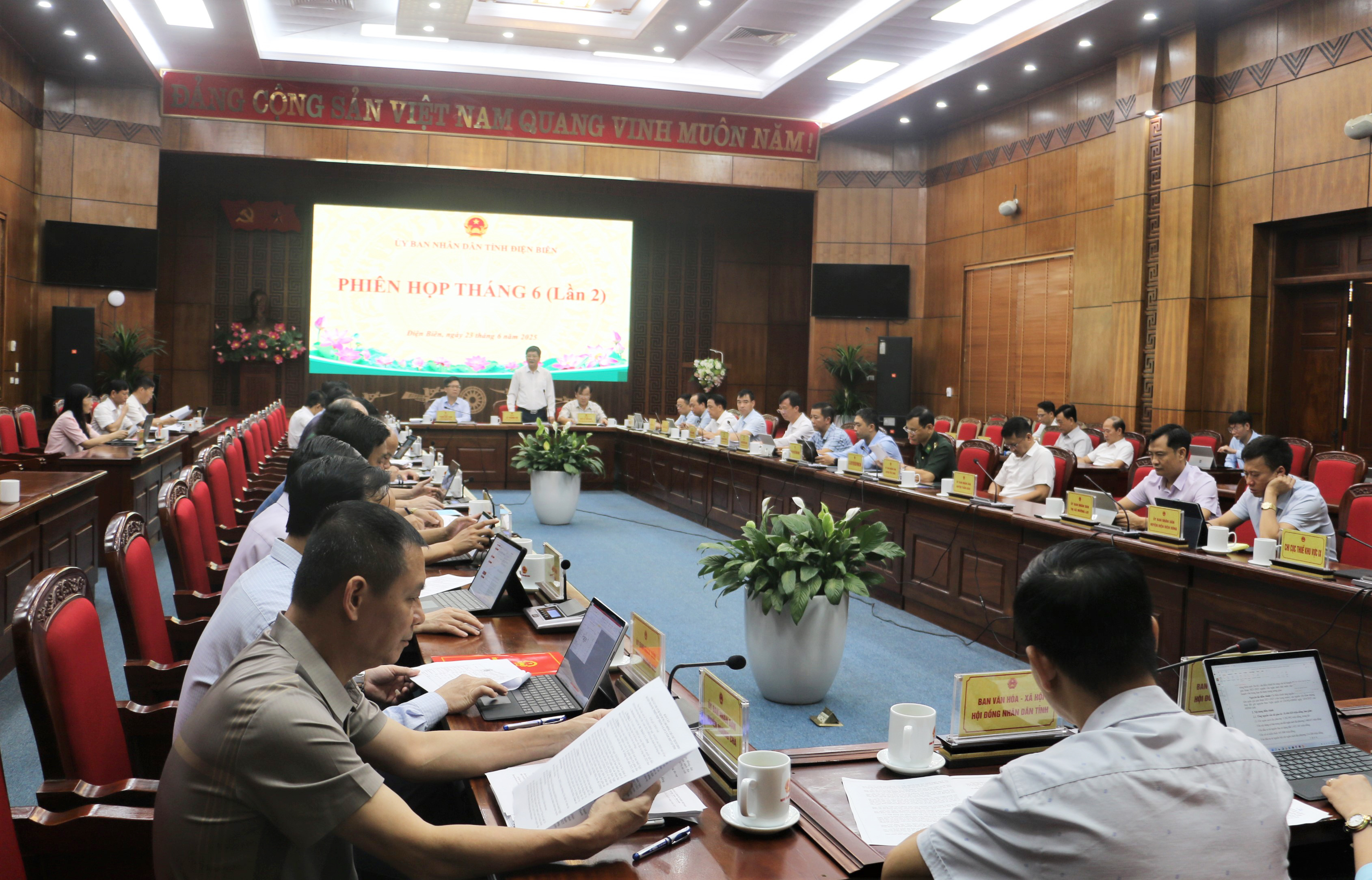 UBND tỉnh xem xét, cho ý kiến nhiều nội dung quan trọng