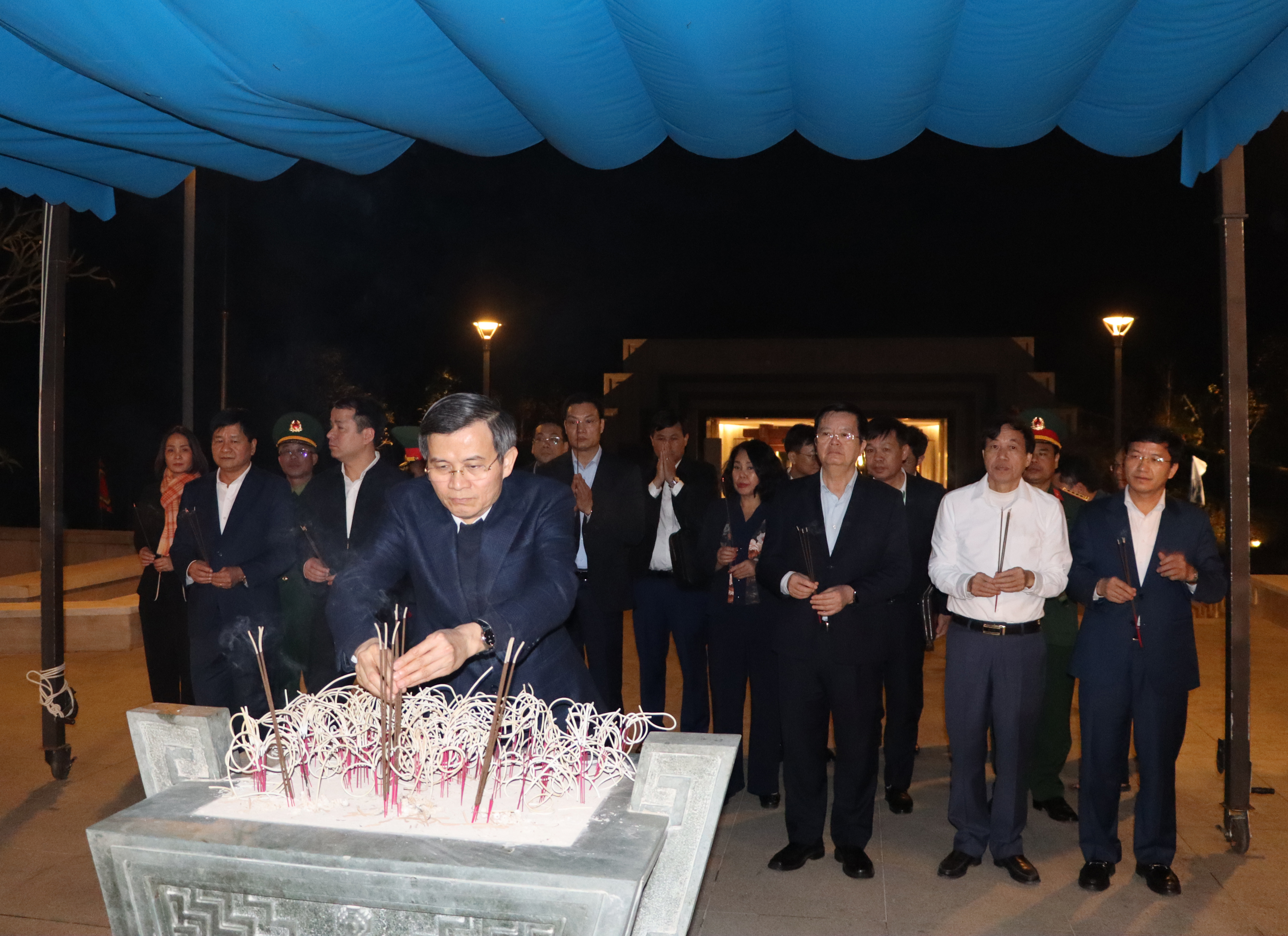 Đồng chí Đoàn Minh Huấn dâng hương Đền thờ Liệt sĩ tại Chiến trường Điện Biên Phủ