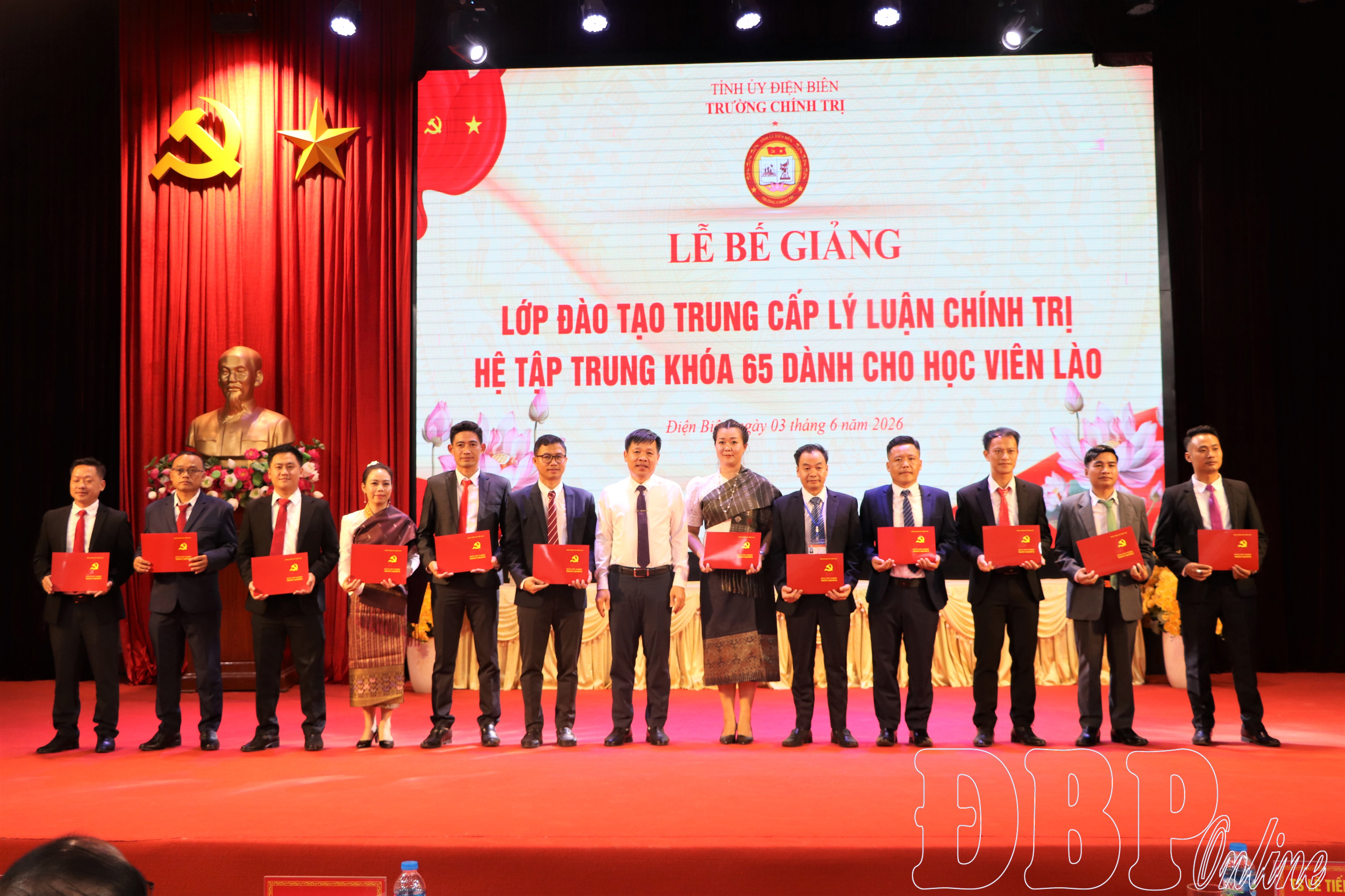 Cấp bằng Trung cấp lý luận chính trị cho 25 học viên Lào