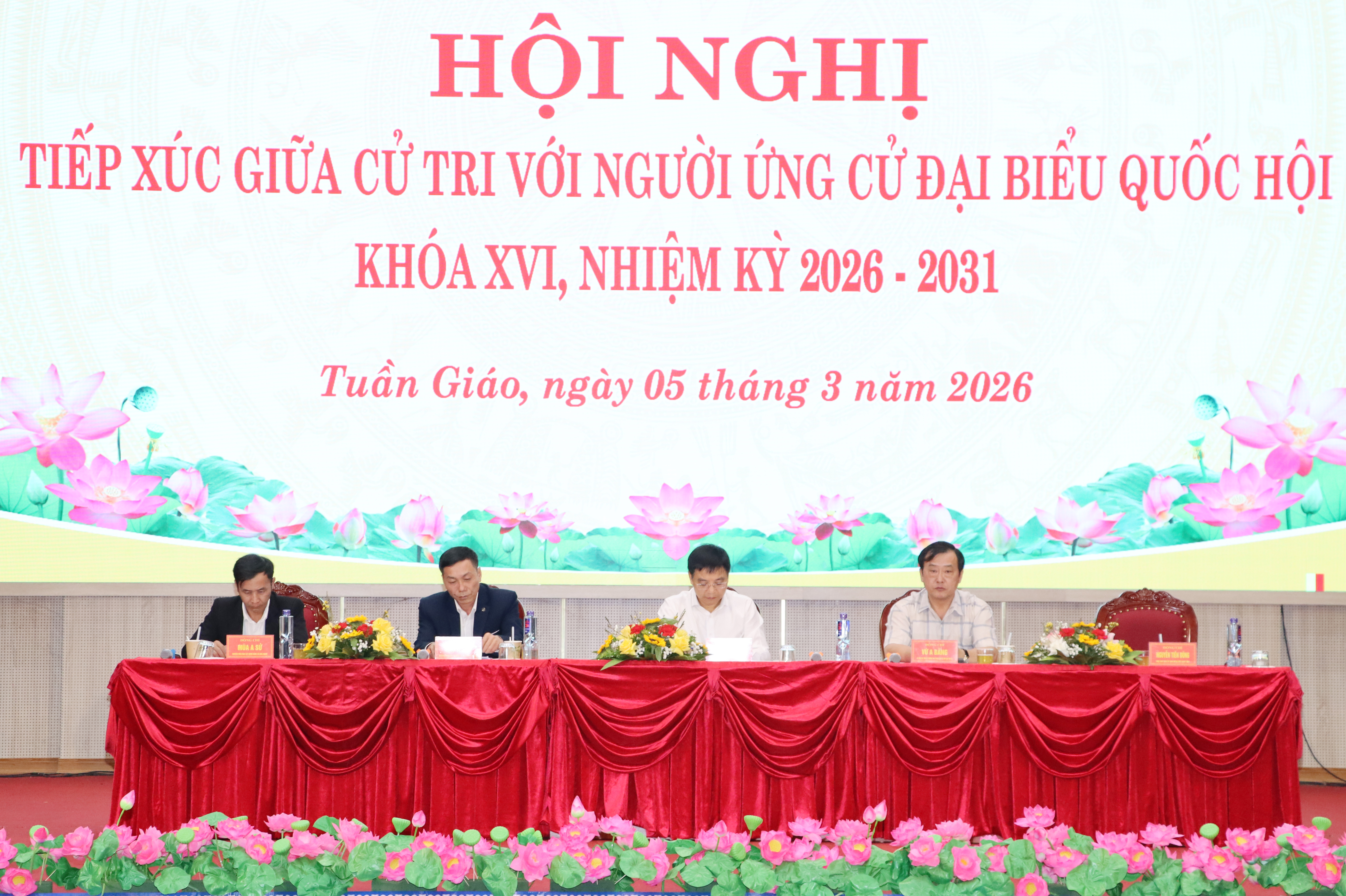 Ứng cử viên đại biểu Quốc hội khóa XVI tiếp xúc cử tri tại xã Tuần Giáo