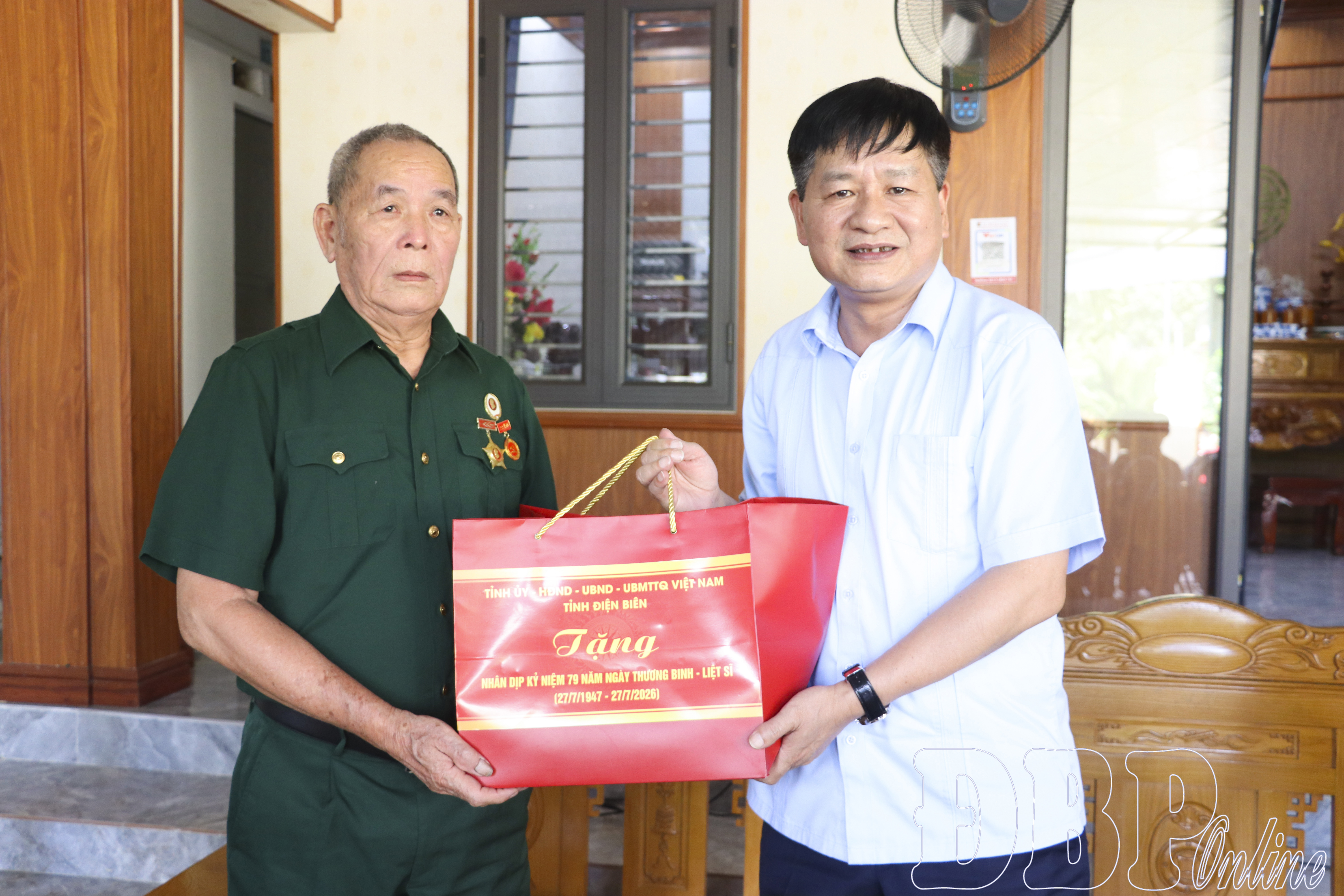 Phó Bí thư Thường trực Tỉnh ủy Lê Thành Đô thăm, tặng quà gia đình chính sách tại phường Điện Biên Phủ