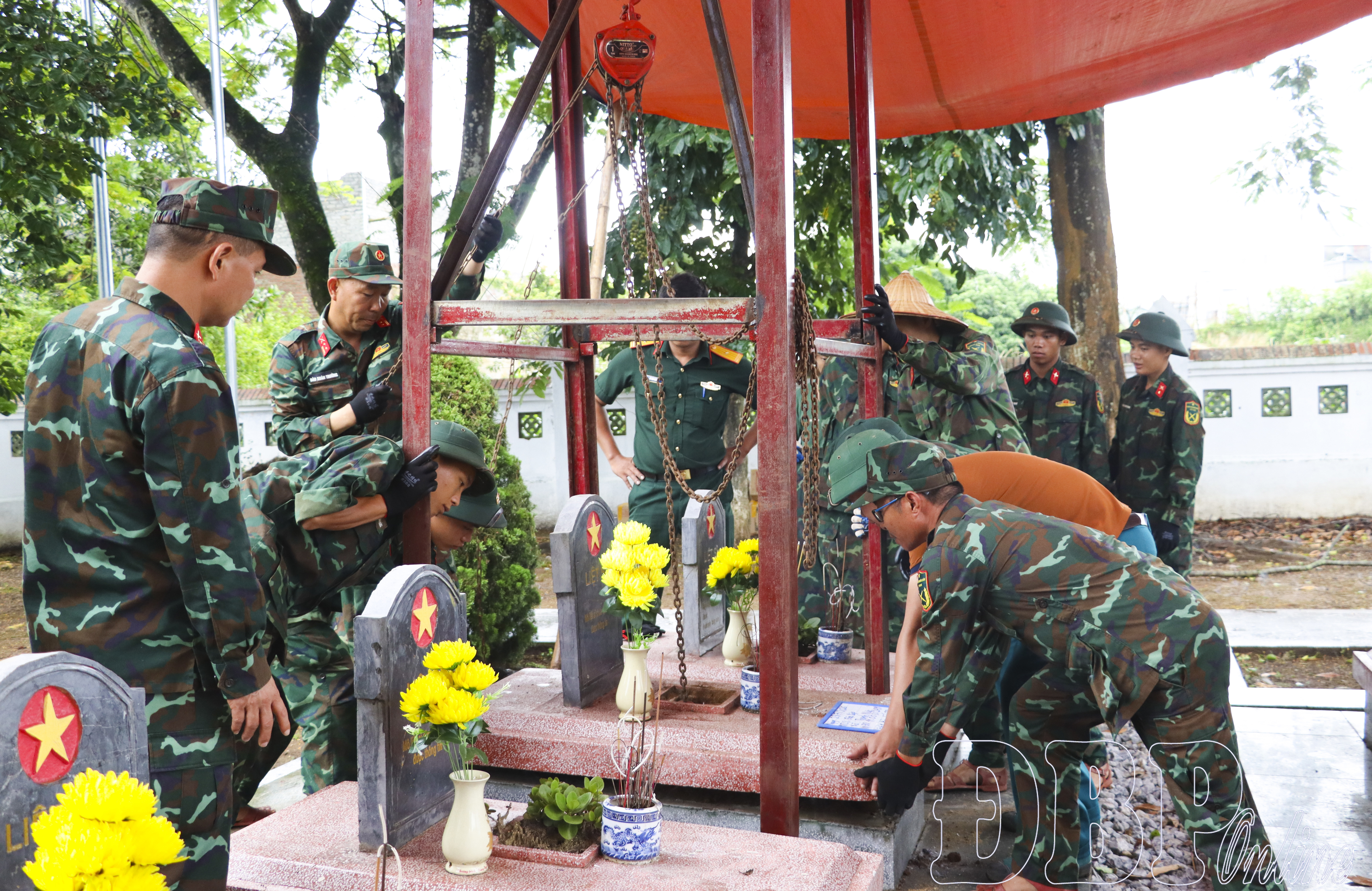 Dưới những phần mộ, một lời gọi tên