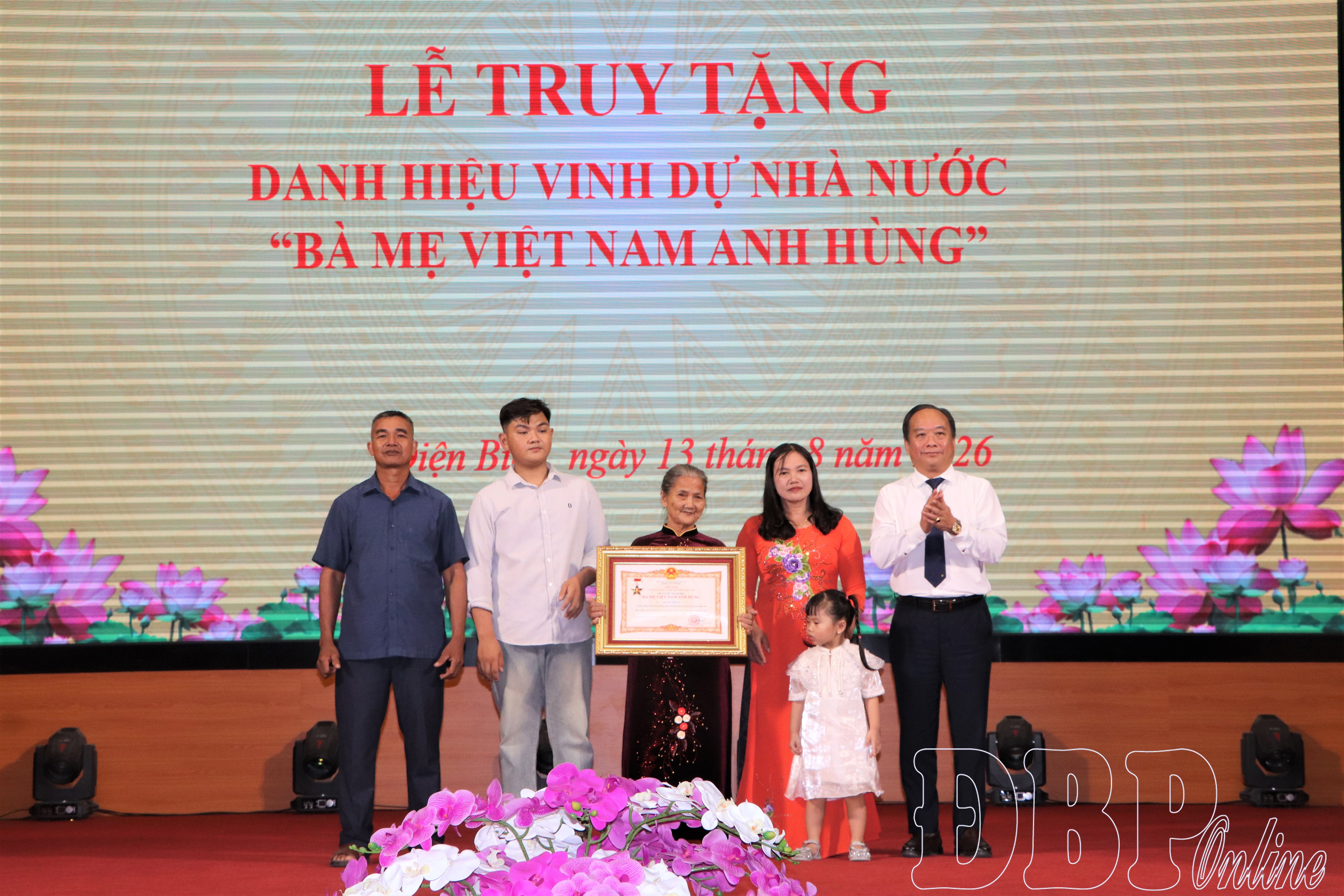 Truy tặng danh hiệu Bà mẹ Việt Nam anh hùng cho Mẹ Nguyễn Thị Quy