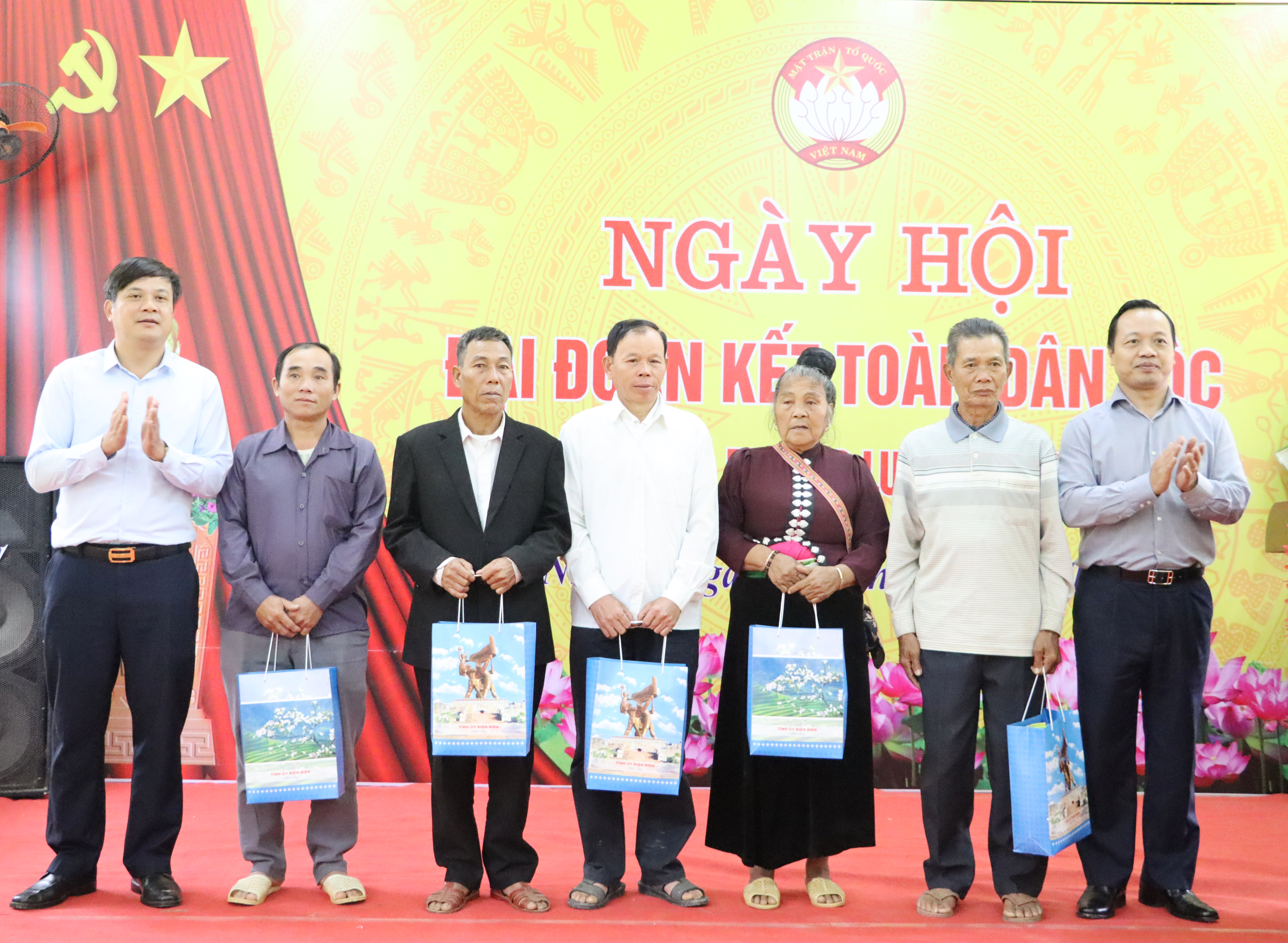 Bí thư Tỉnh ủy Trần Tiến Dũng dự Ngày hội Đại đoàn kết dân tộc bản Na Pục