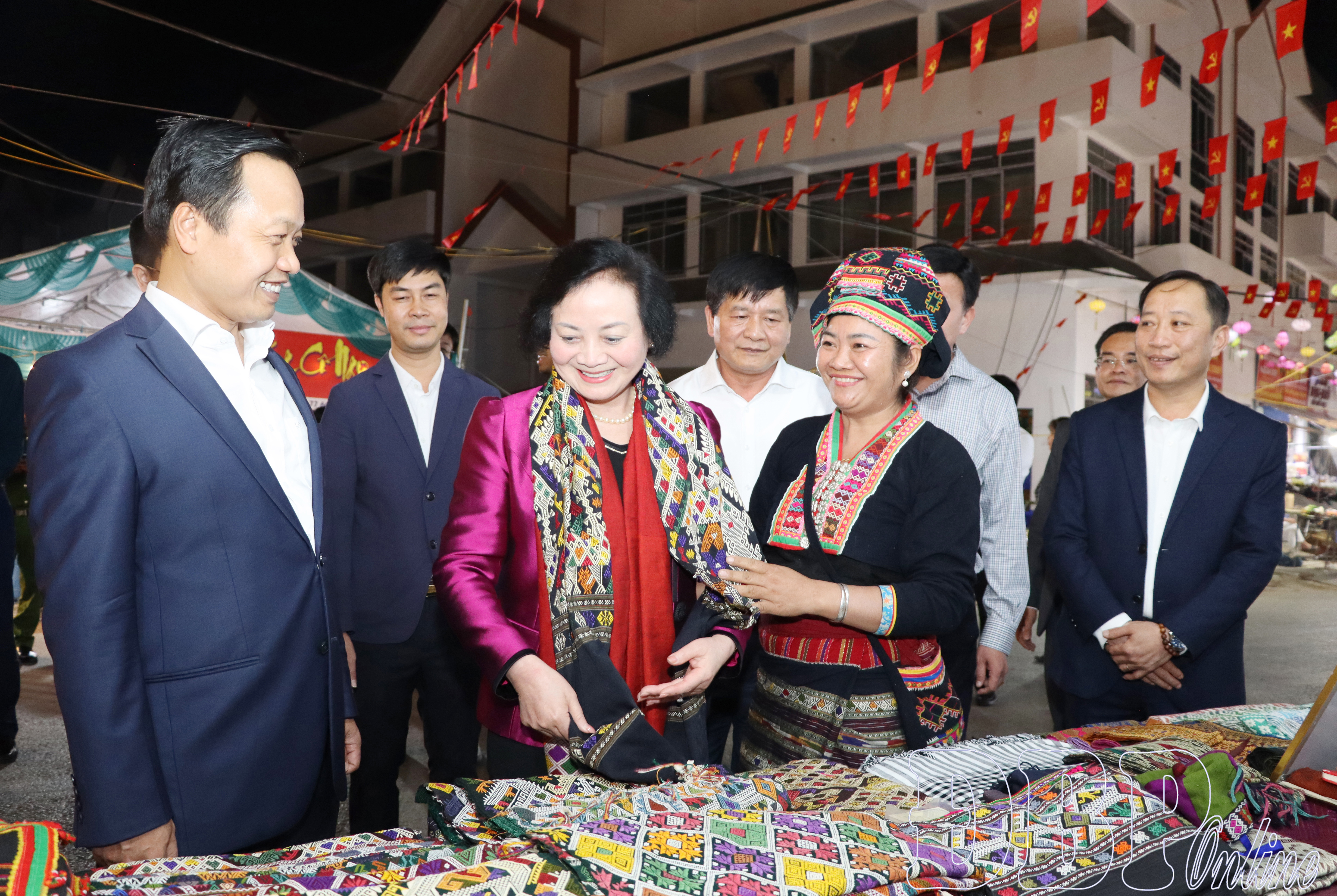 Phó Thủ tướng Chính phủ Phạm Thị Thanh Trà tham quan gian hàng trưng bày tại phố đi bộ Mường Thanh