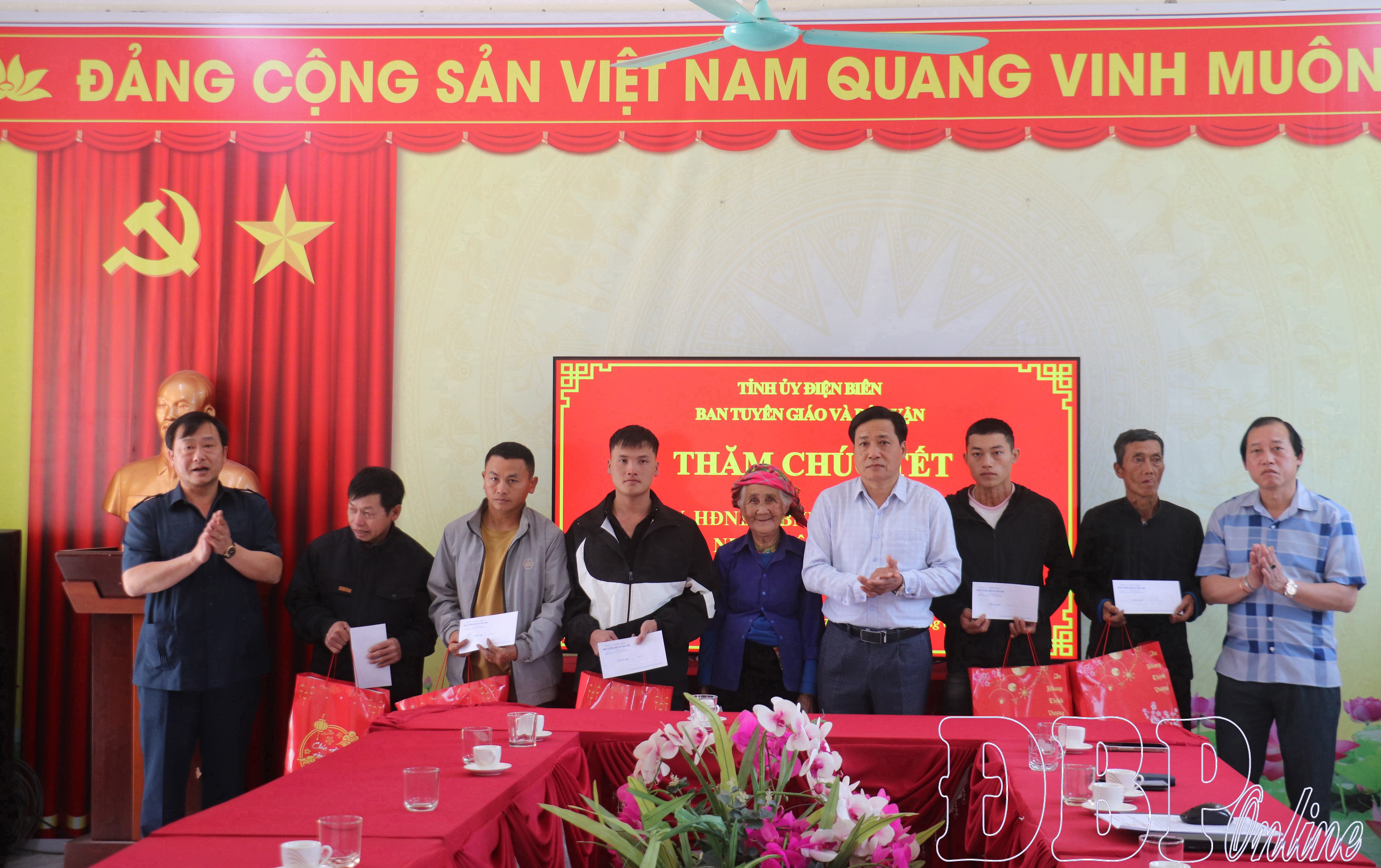 Trưởng ban Tuyên giáo và Dân vận Tỉnh ủy Vừ A Bằng thăm, chúc Tết tại phường Mường Lay, xã Pa Ham và Nậm Nèn