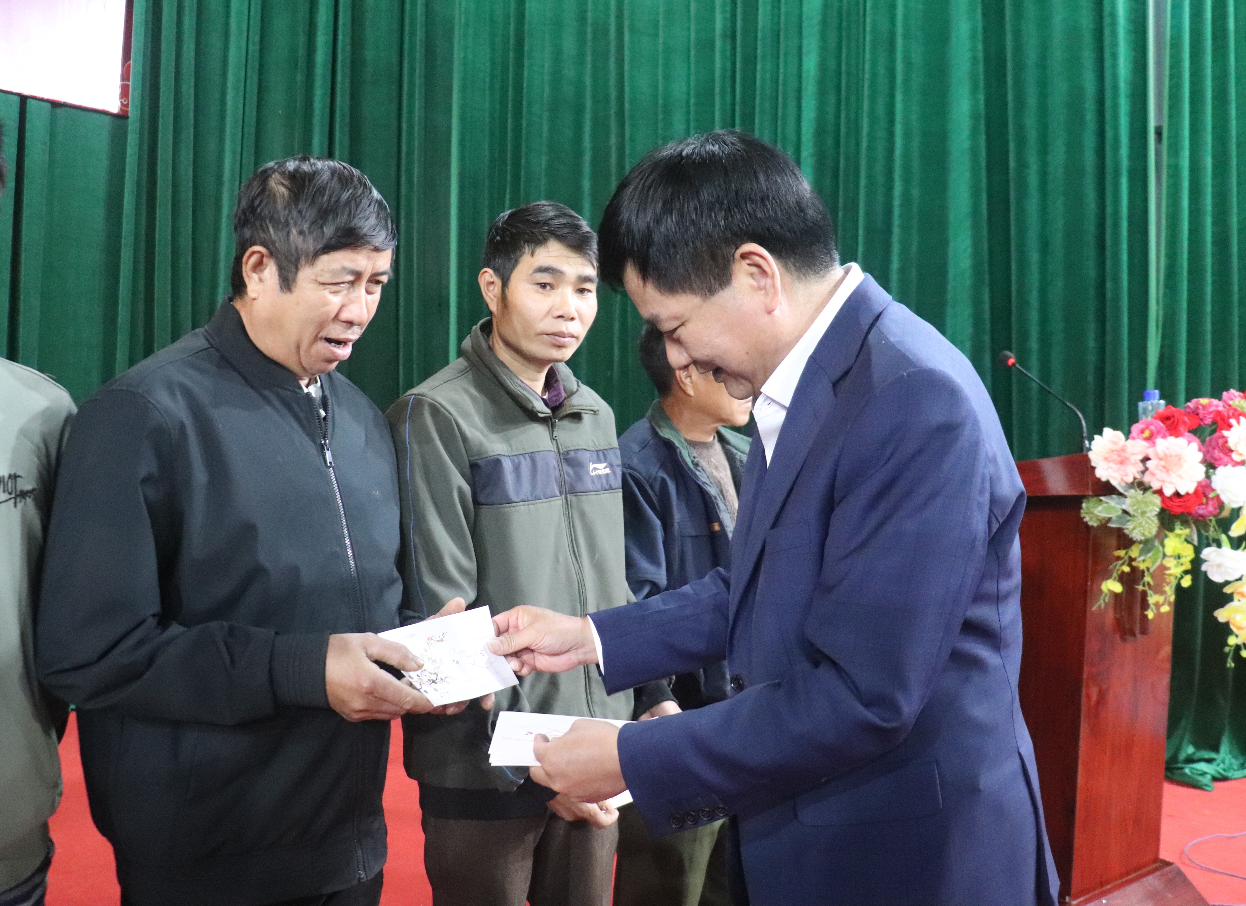 Phó Bí thư Thường trực Tỉnh ủy, Chủ tịch HĐND tỉnh Lê Thành Đô thăm, tặng quà tại xã Mường Lạn