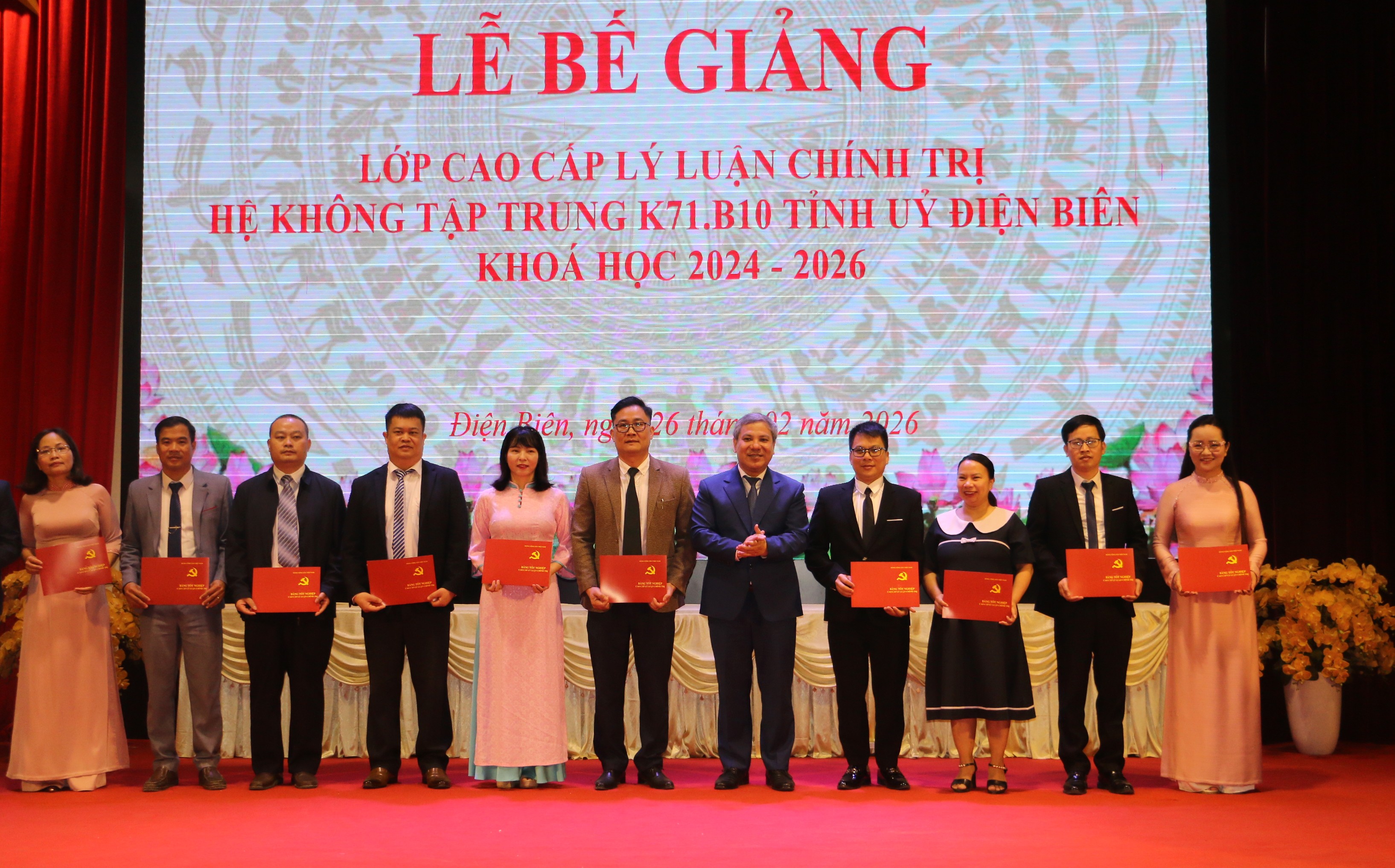 Bế giảng lớp Cao cấp lý luận chính trị hệ không tập trung K71.B10