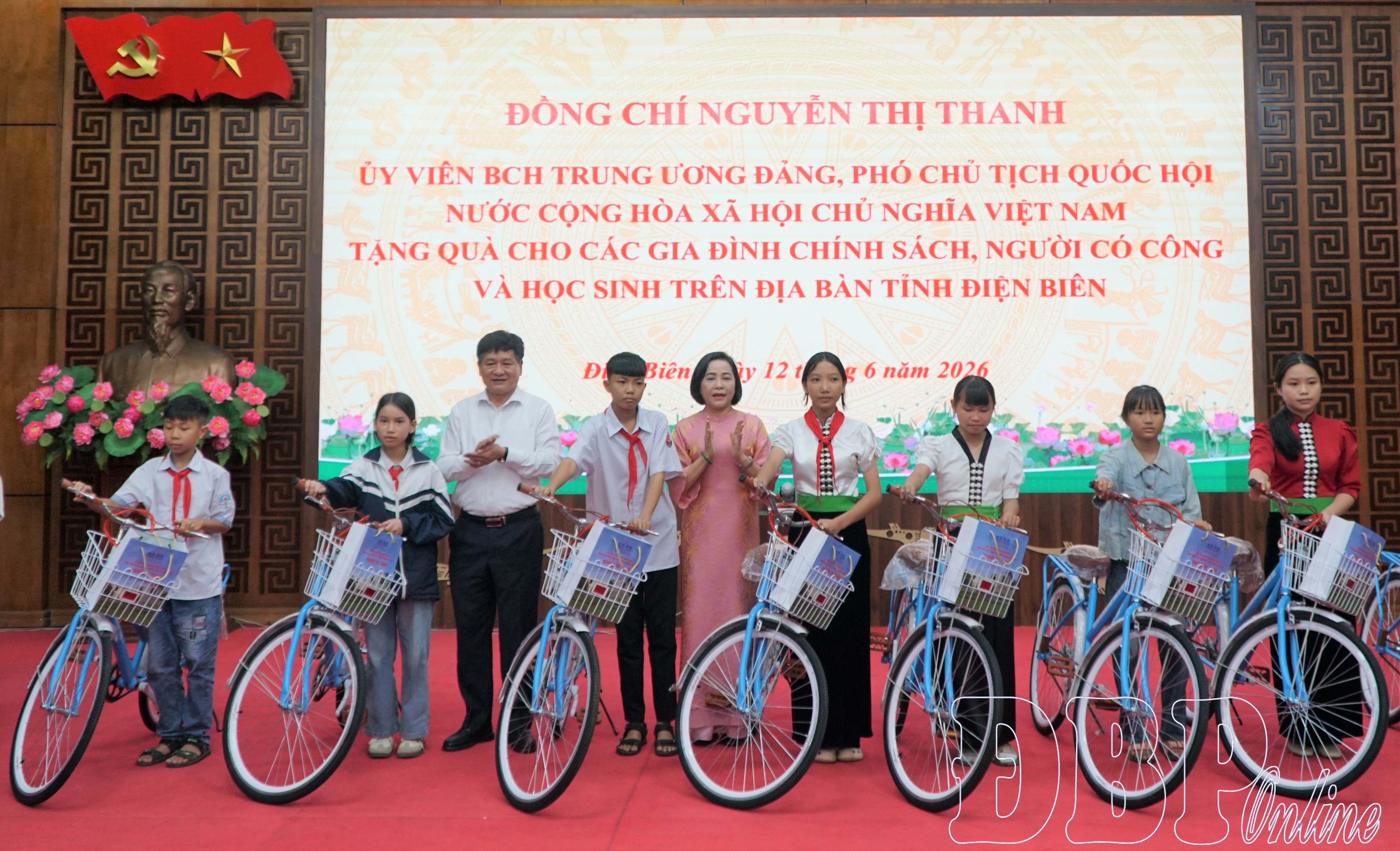 Phó Chủ tịch Quốc hội Nguyễn Thị Thanh thăm, tặng quà tại Điện Biên
