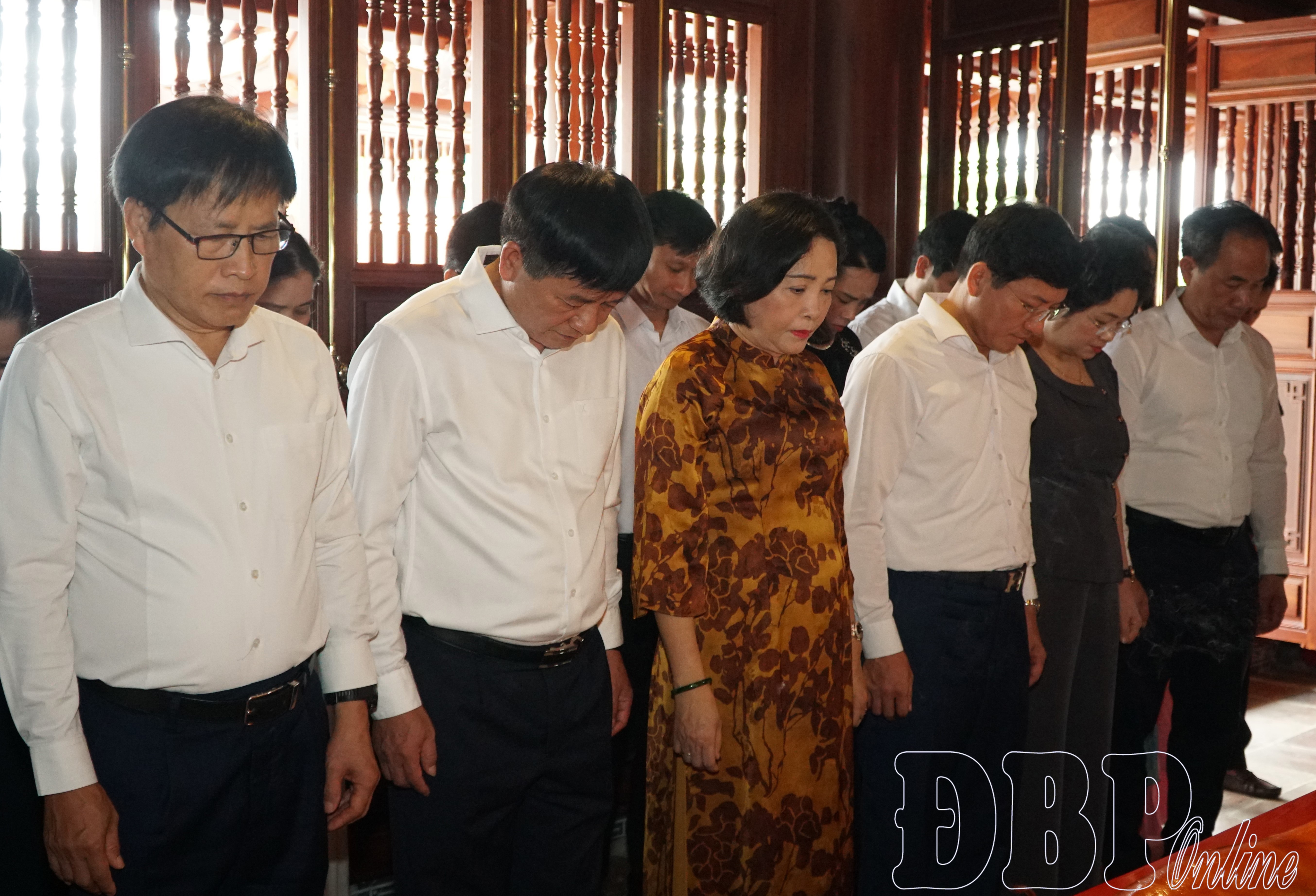 Phó Chủ tịch Quốc hội Nguyễn Thị Thanh dâng hương tưởng niệm Chủ tịch Hồ Chí Minh và tri ân liệt sĩ 