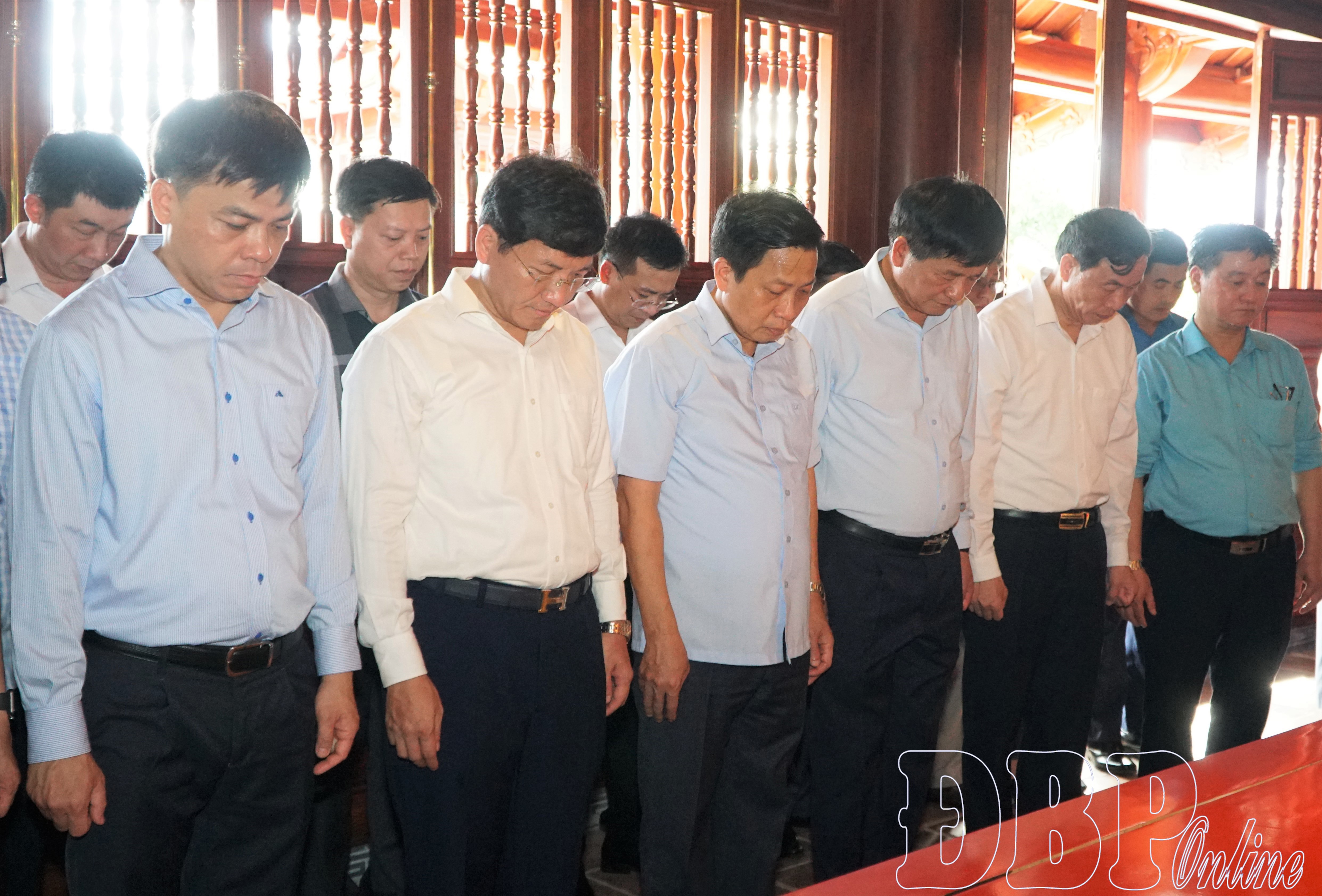 Phó Chủ nhiệm UBKT Trung ương Hà Quốc Trị dâng hương tưởng niệm Chủ tịch Hồ Chí Minh và tri ân Anh hùng liệt sĩ 
